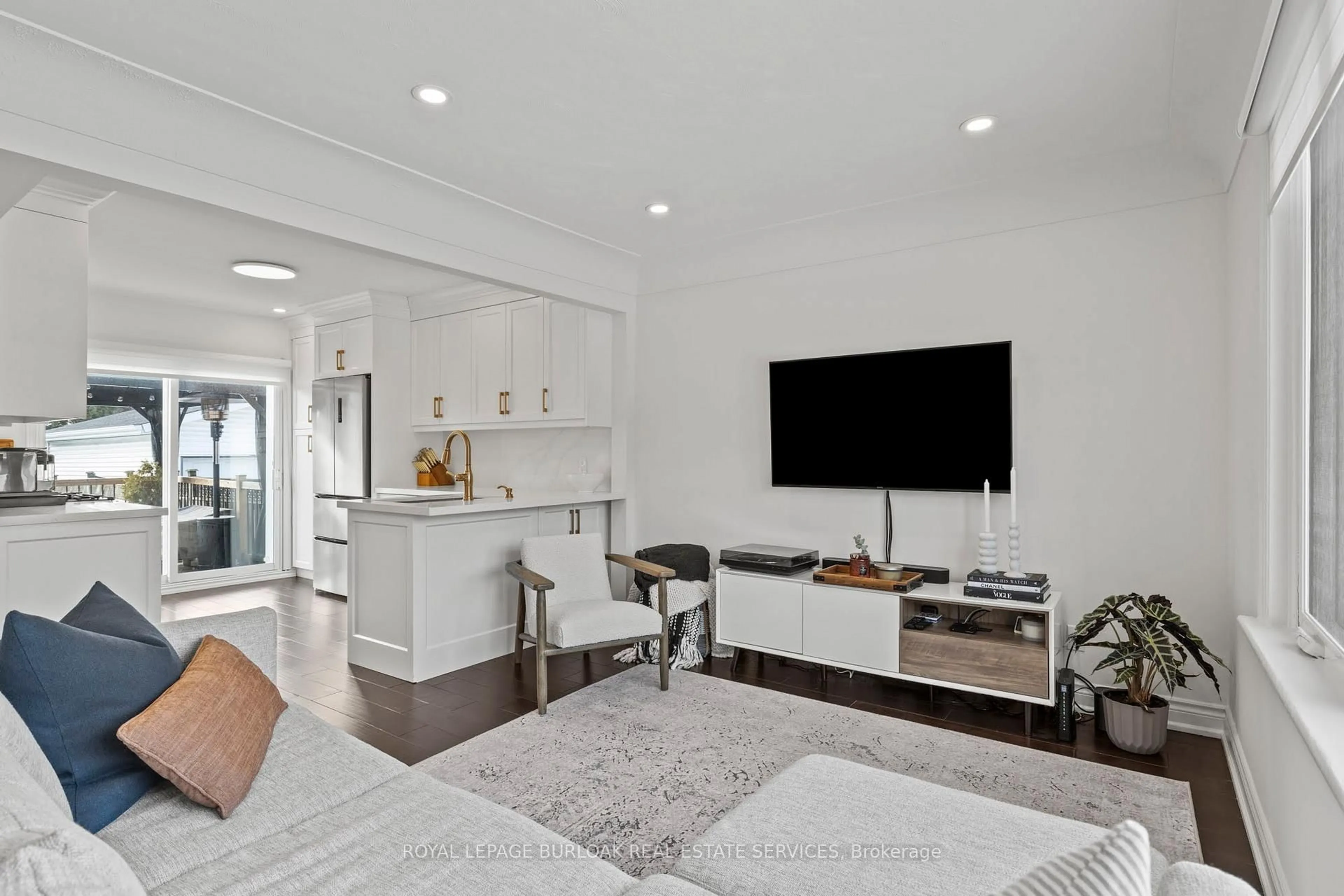 Home theater for 194 Crockett St, Hamilton Ontario L8V 1H2