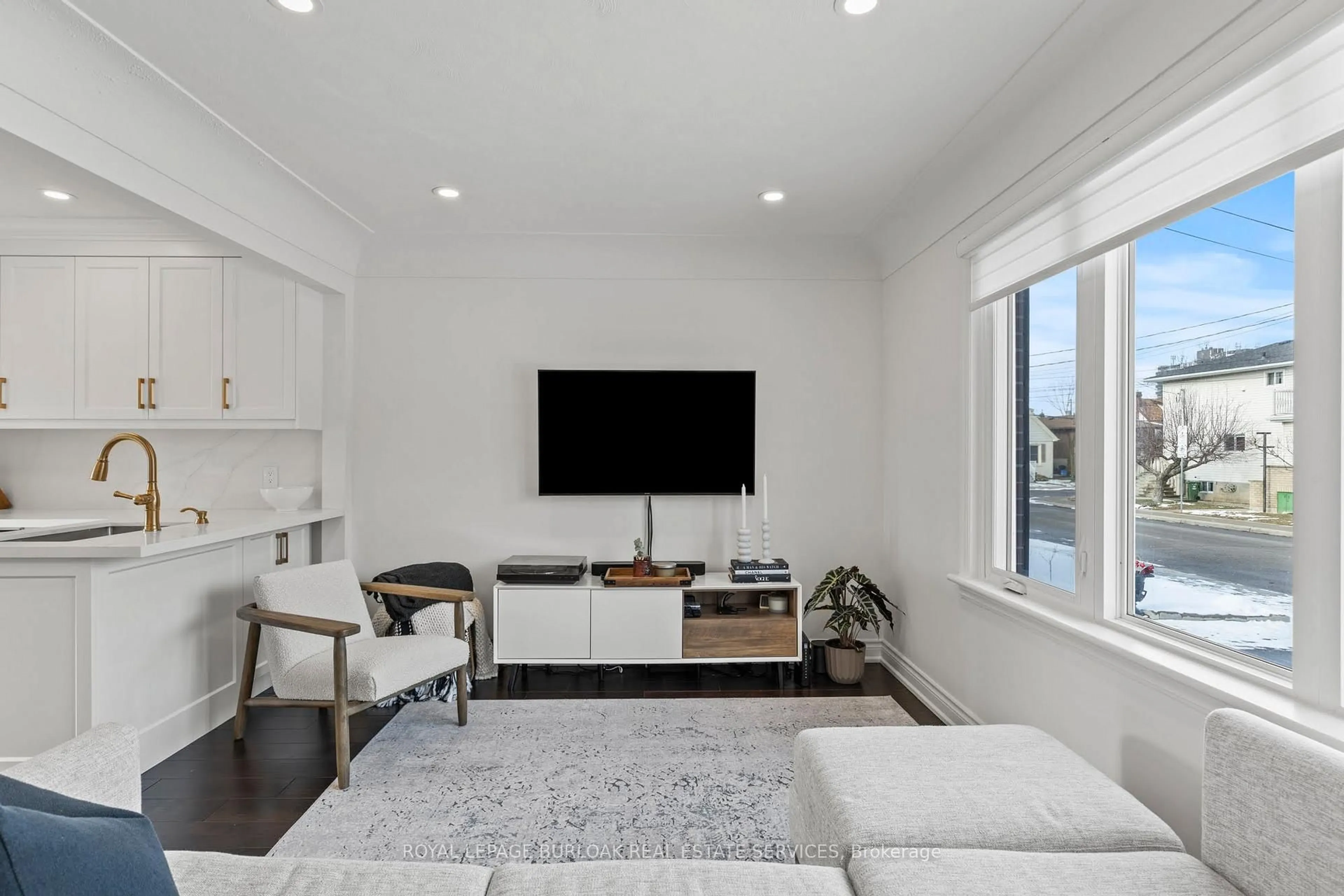 Living room with furniture, unknown for 194 Crockett St, Hamilton Ontario L8V 1H2