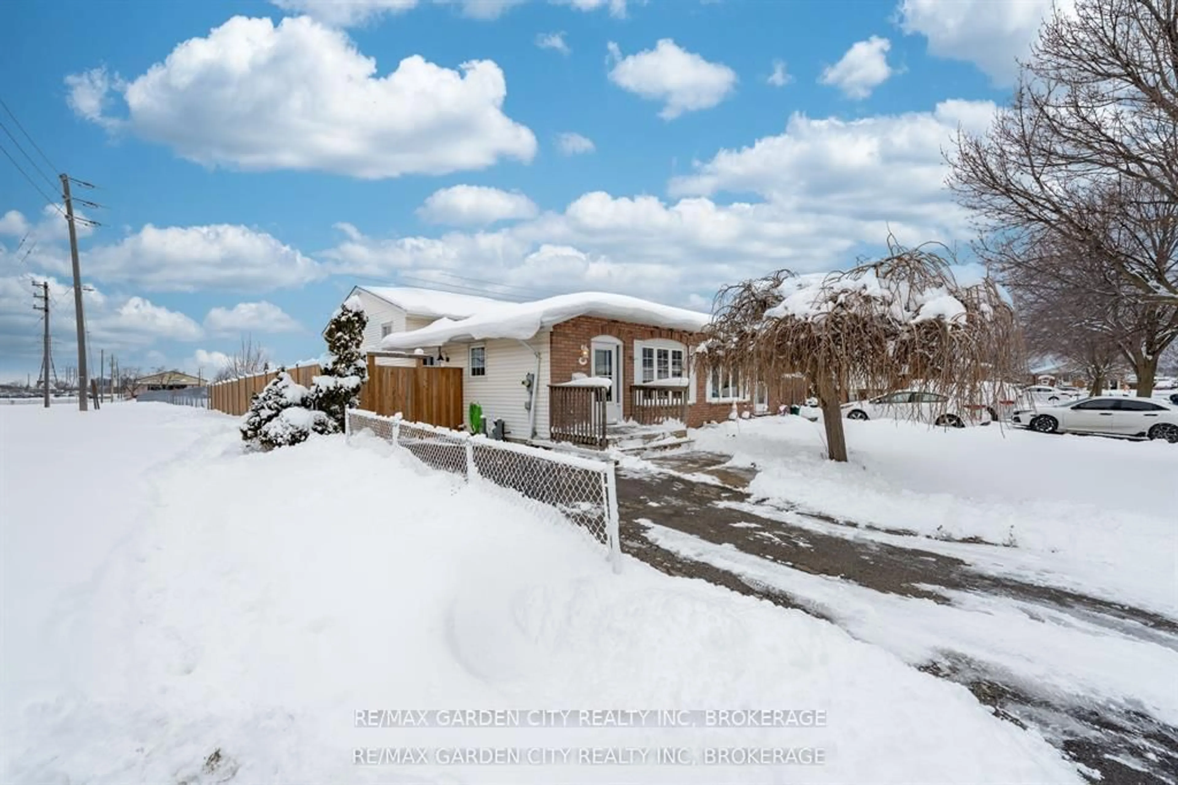A pic from outside/outdoor area/front of a property/back of a property/a pic from drone, street for 49 Autumn Pl, St. Catharines Ontario L2P 3W6