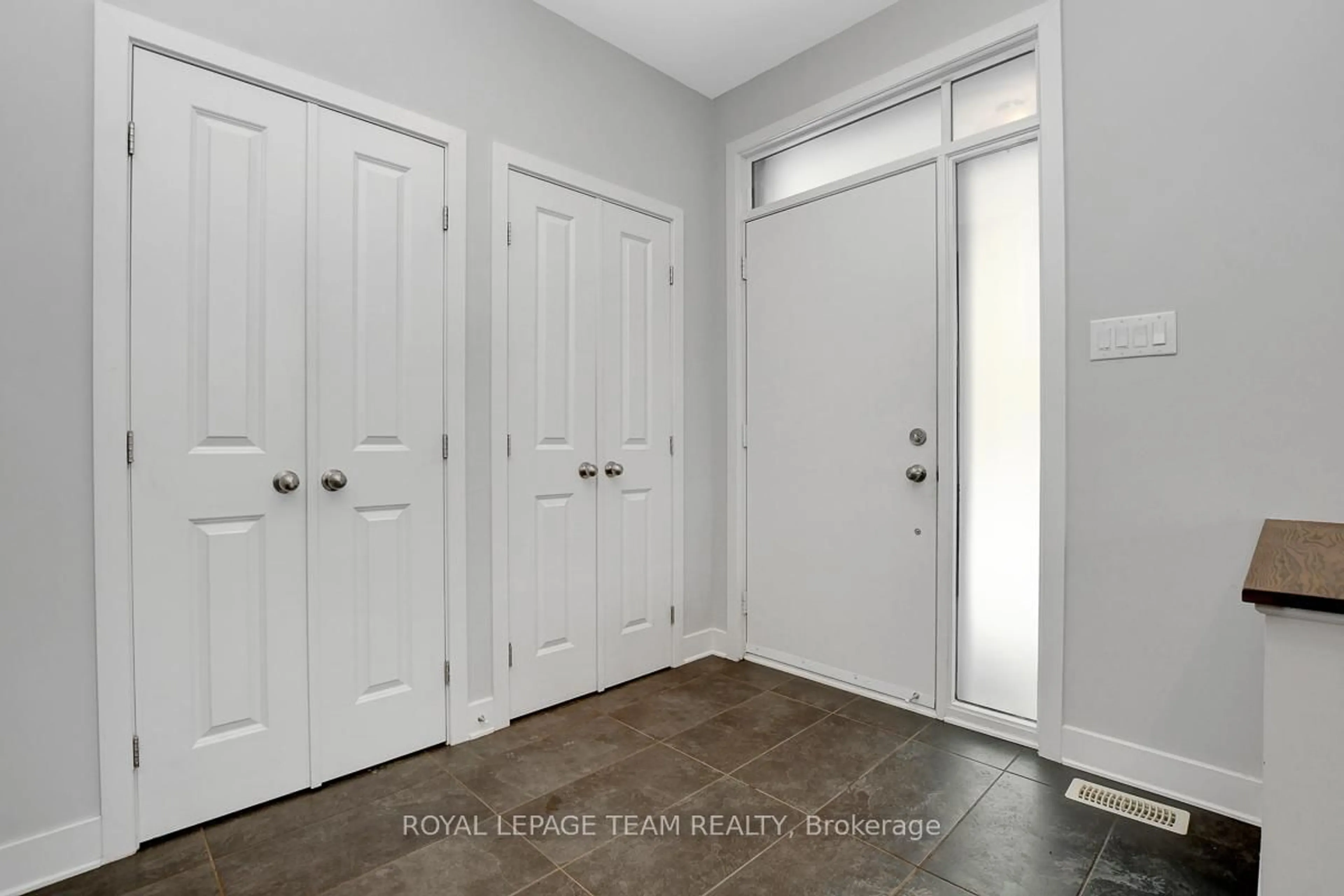 Indoor entryway for 749 Brian Good Ave, Ottawa Ontario K4M 0E3