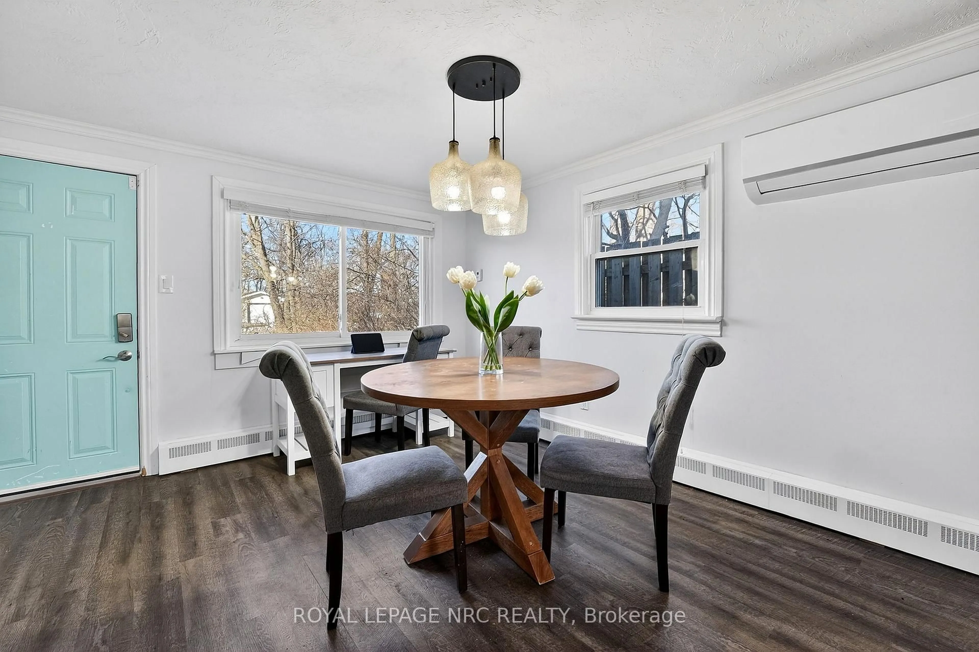 Dining room, wood/laminate floor for 3767 Summit Ave, Fort Erie Ontario L0S 1N0