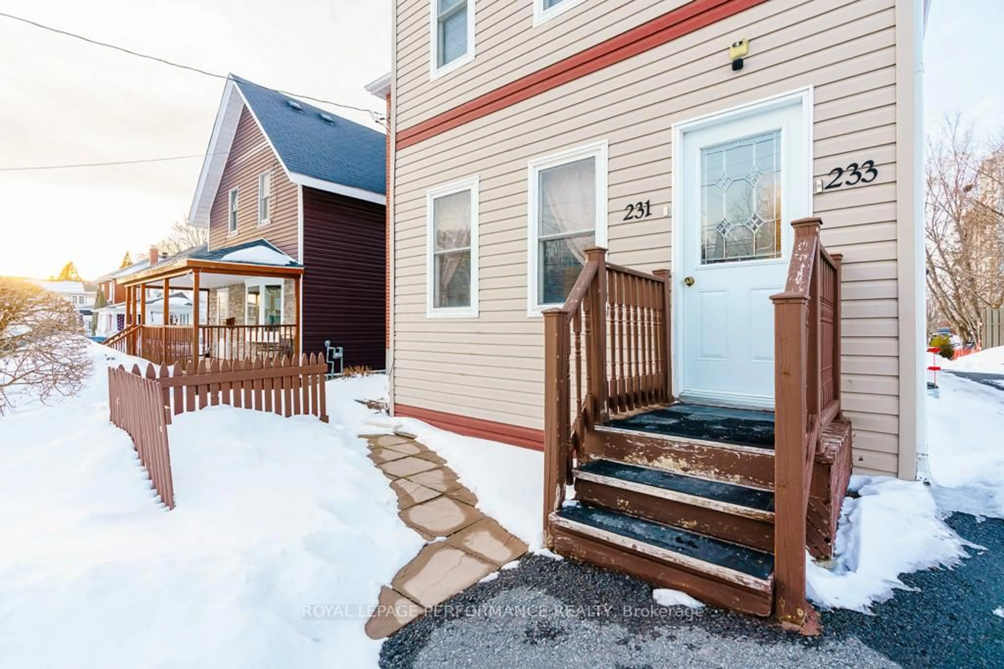 Unknown for 231-233 Fifth St, Cornwall Ontario K6J 3R9