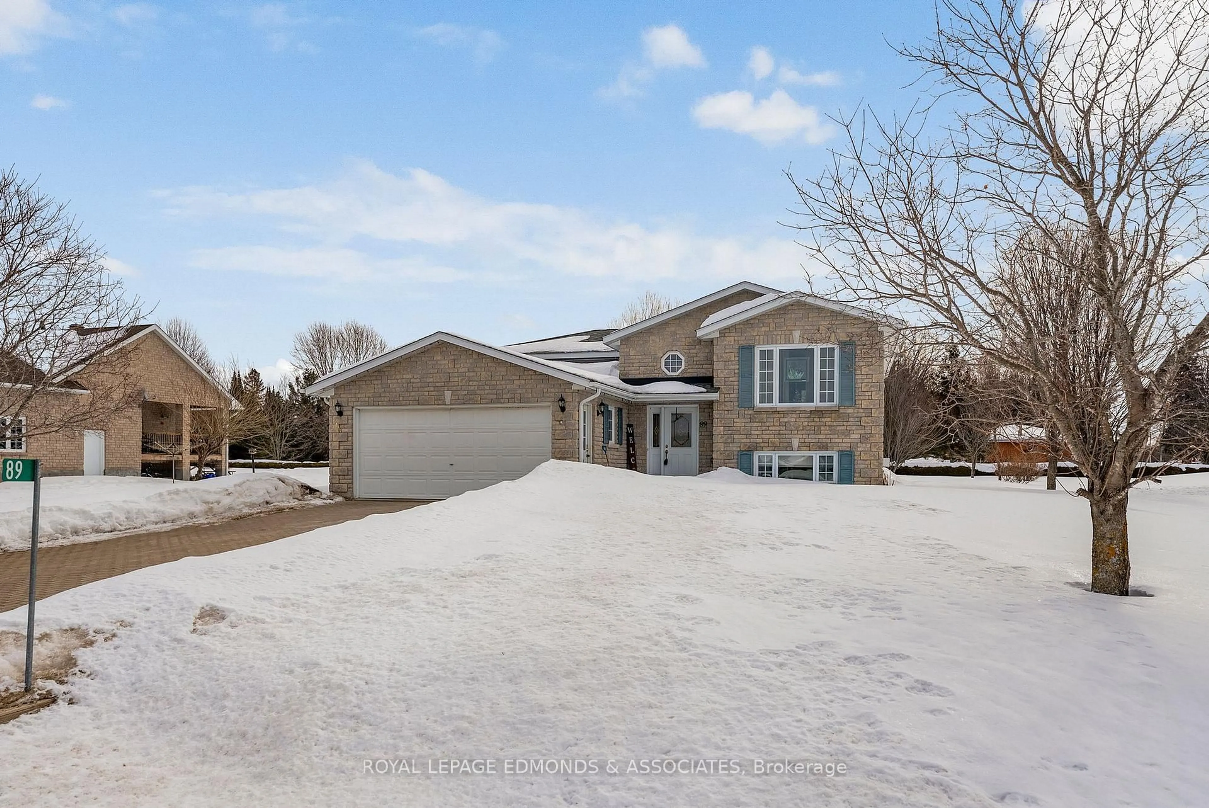 A pic from outside/outdoor area/front of a property/back of a property/a pic from drone, street for 89 Rivercrest Dr, Pembroke Ontario K8A 6W4