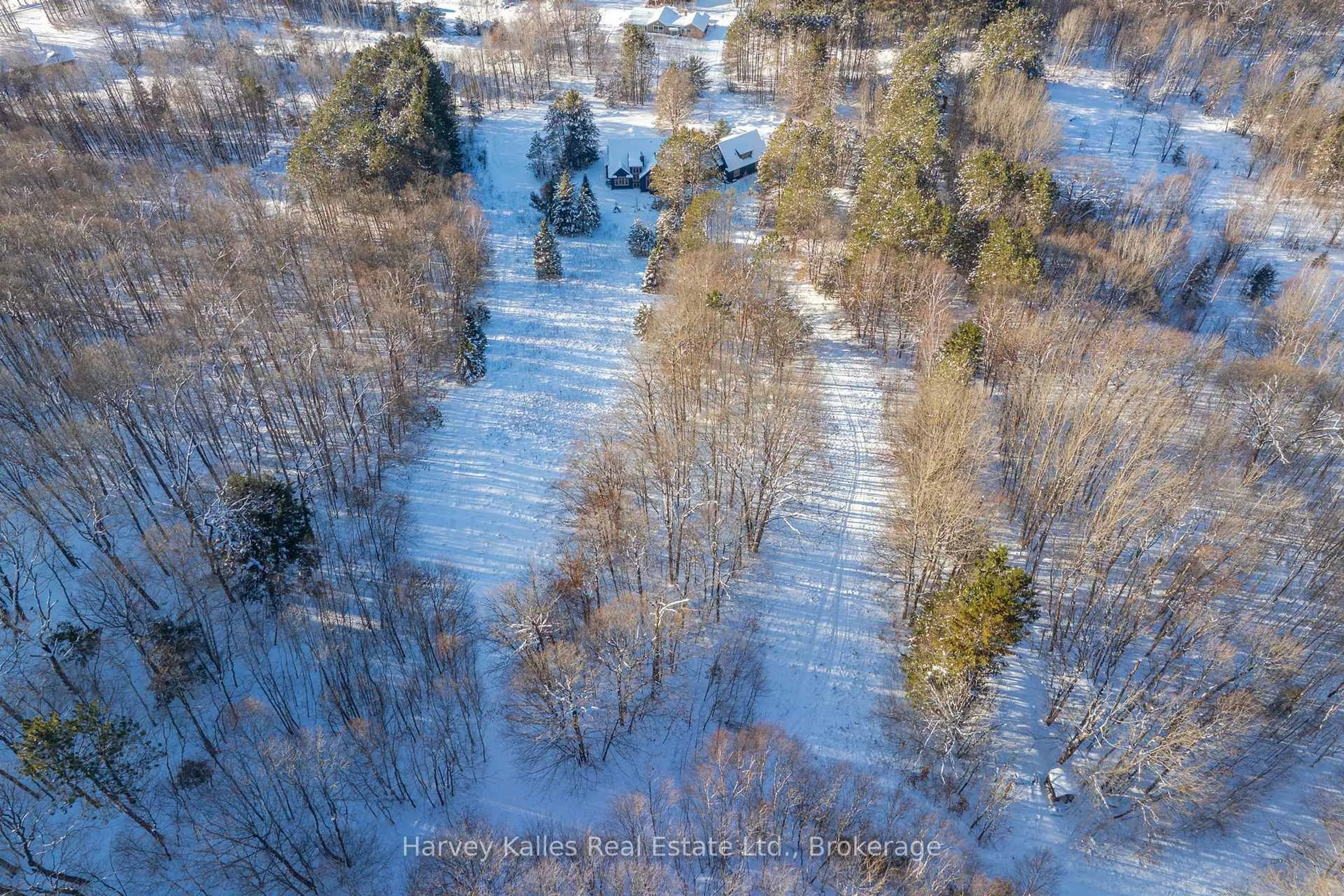 A pic from outside/outdoor area/front of a property/back of a property/a pic from drone, unknown for 1074 TALLY HO WINTER PARK Rd, Lake of Bays Ontario P1H 2J6