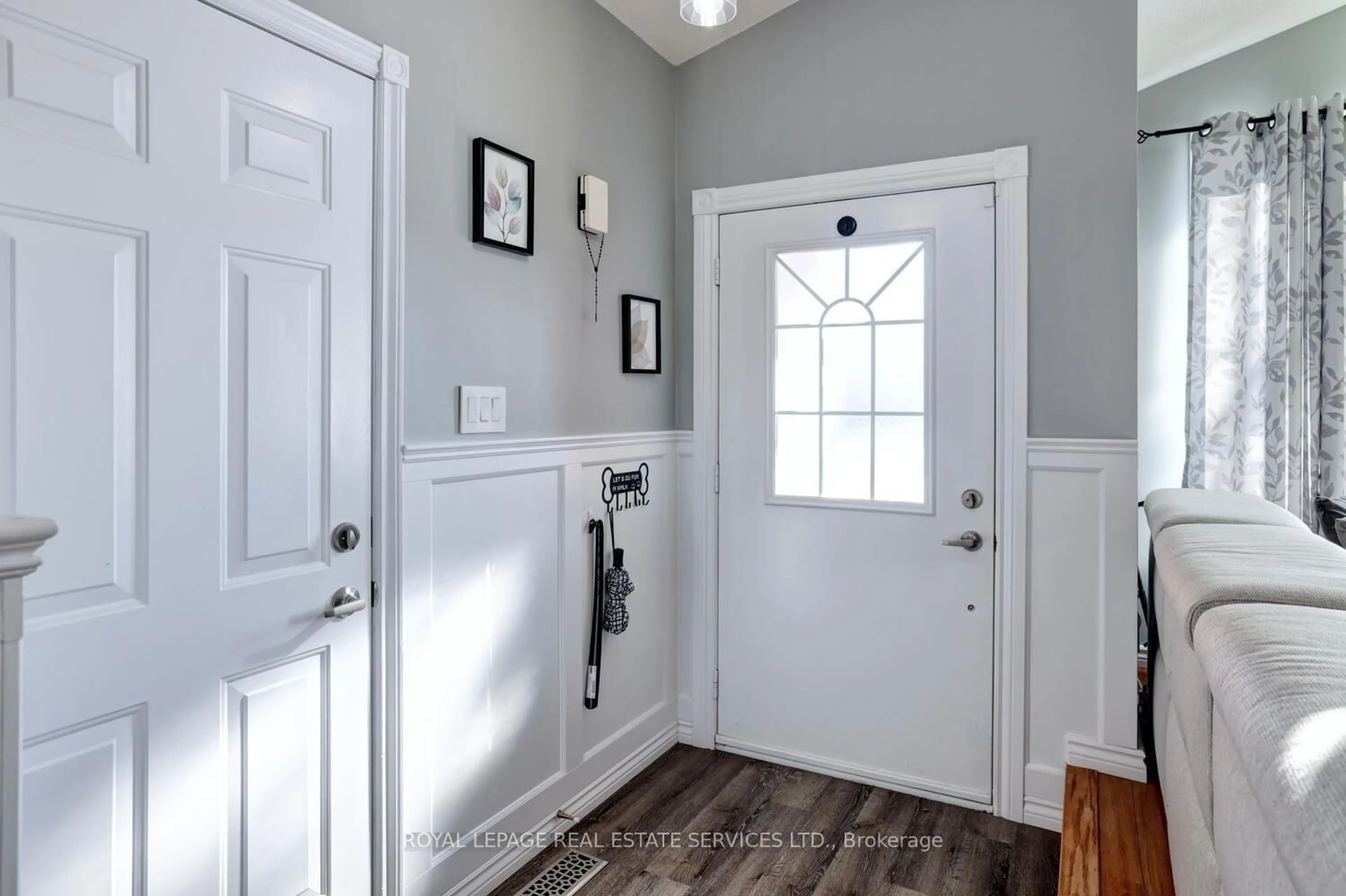 Indoor entryway for 23 Annapolis Way, Hamilton Ontario L8W 3L1