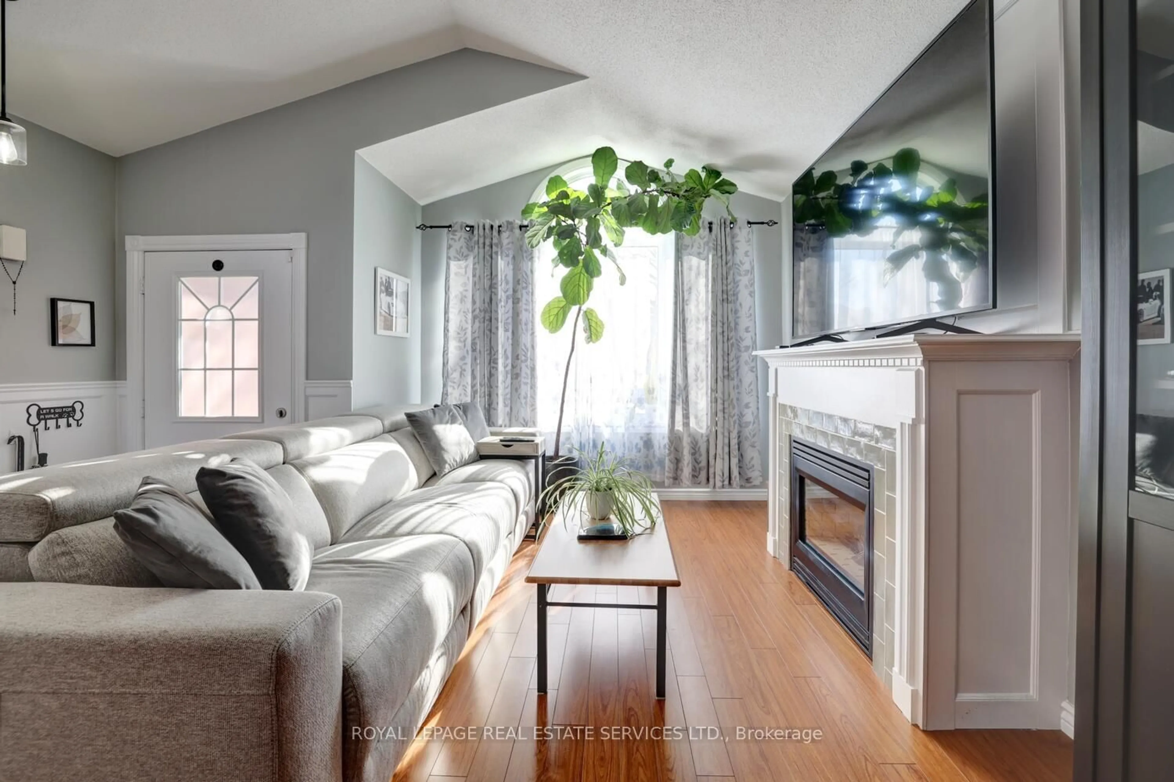 Living room with furniture, unknown for 23 Annapolis Way, Hamilton Ontario L8W 3L1