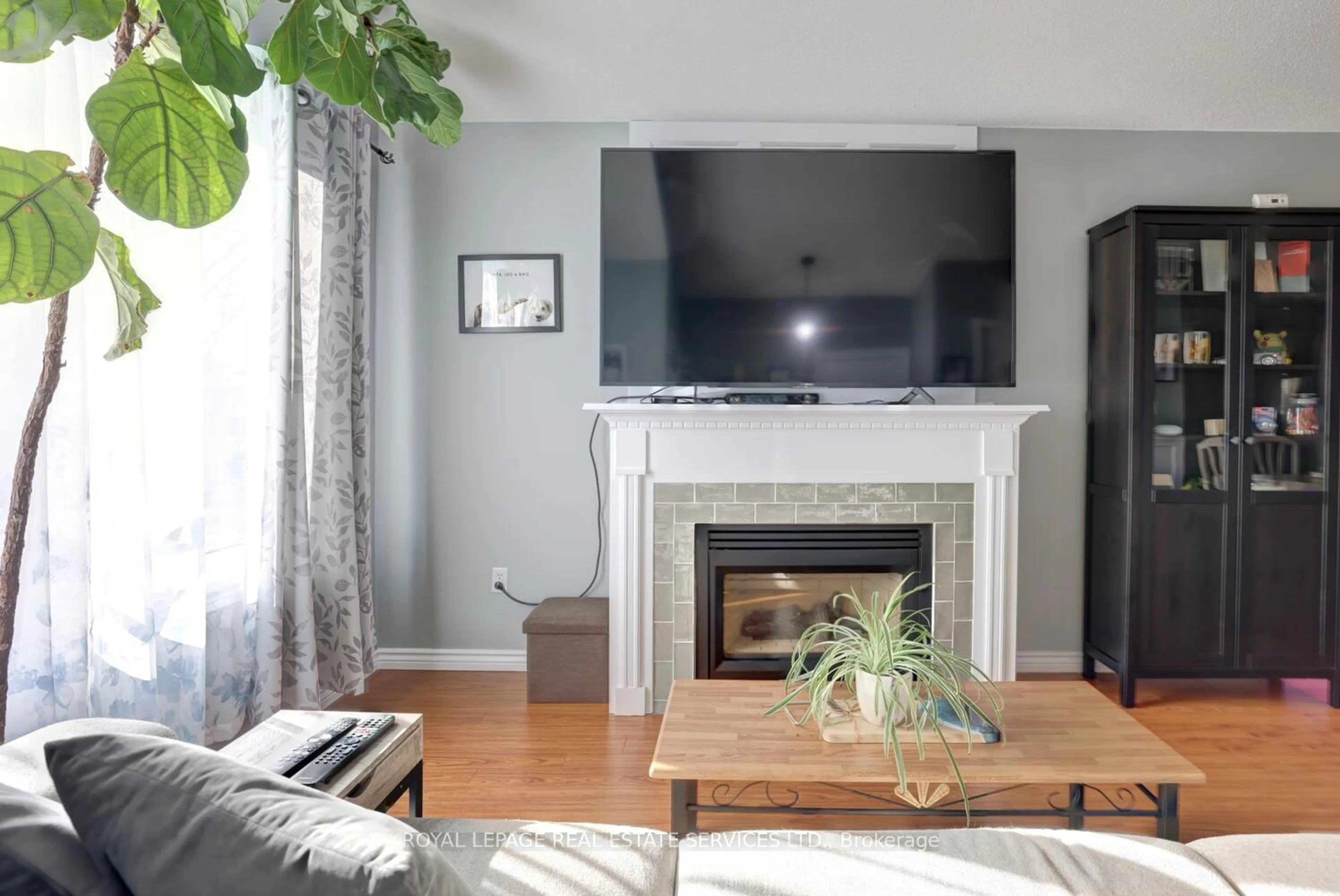 Living room with furniture, wood/laminate floor for 23 Annapolis Way, Hamilton Ontario L8W 3L1