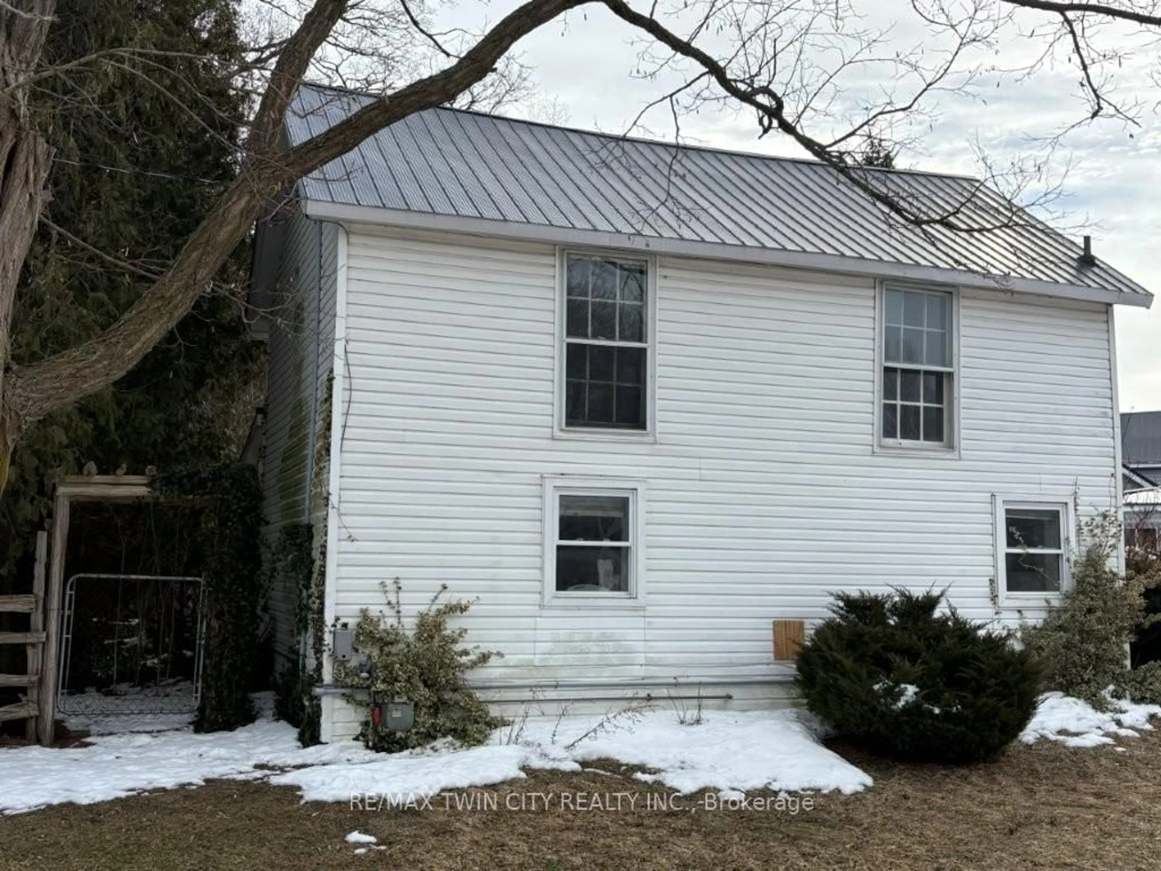 Home with vinyl exterior material, building for 4 Elizabeth St, Bluewater Ontario N0M 1G0