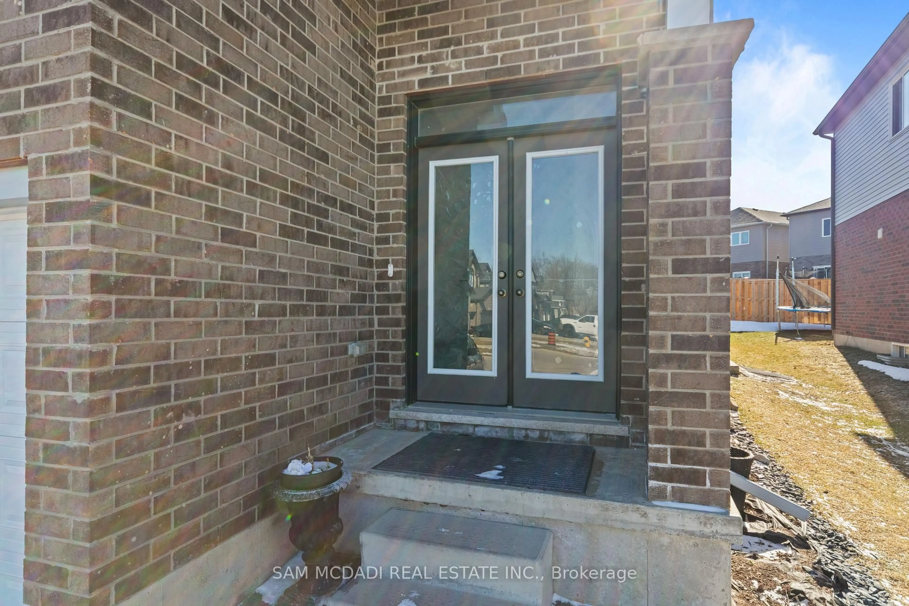 Indoor entryway for 2743 Oriole Dr, London South Ontario N6M 1E7