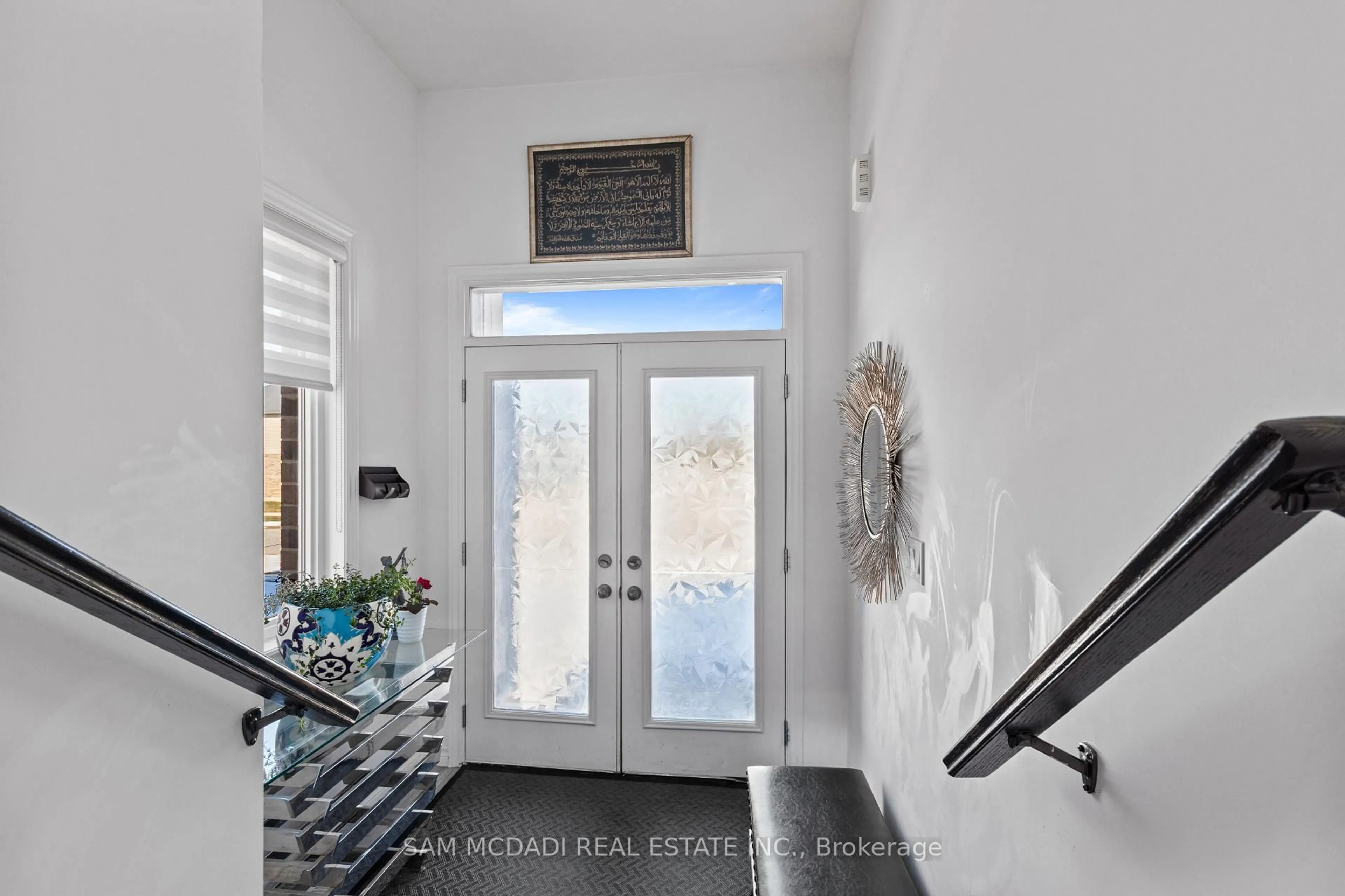 Indoor entryway for 2743 Oriole Dr, London South Ontario N6M 1E7