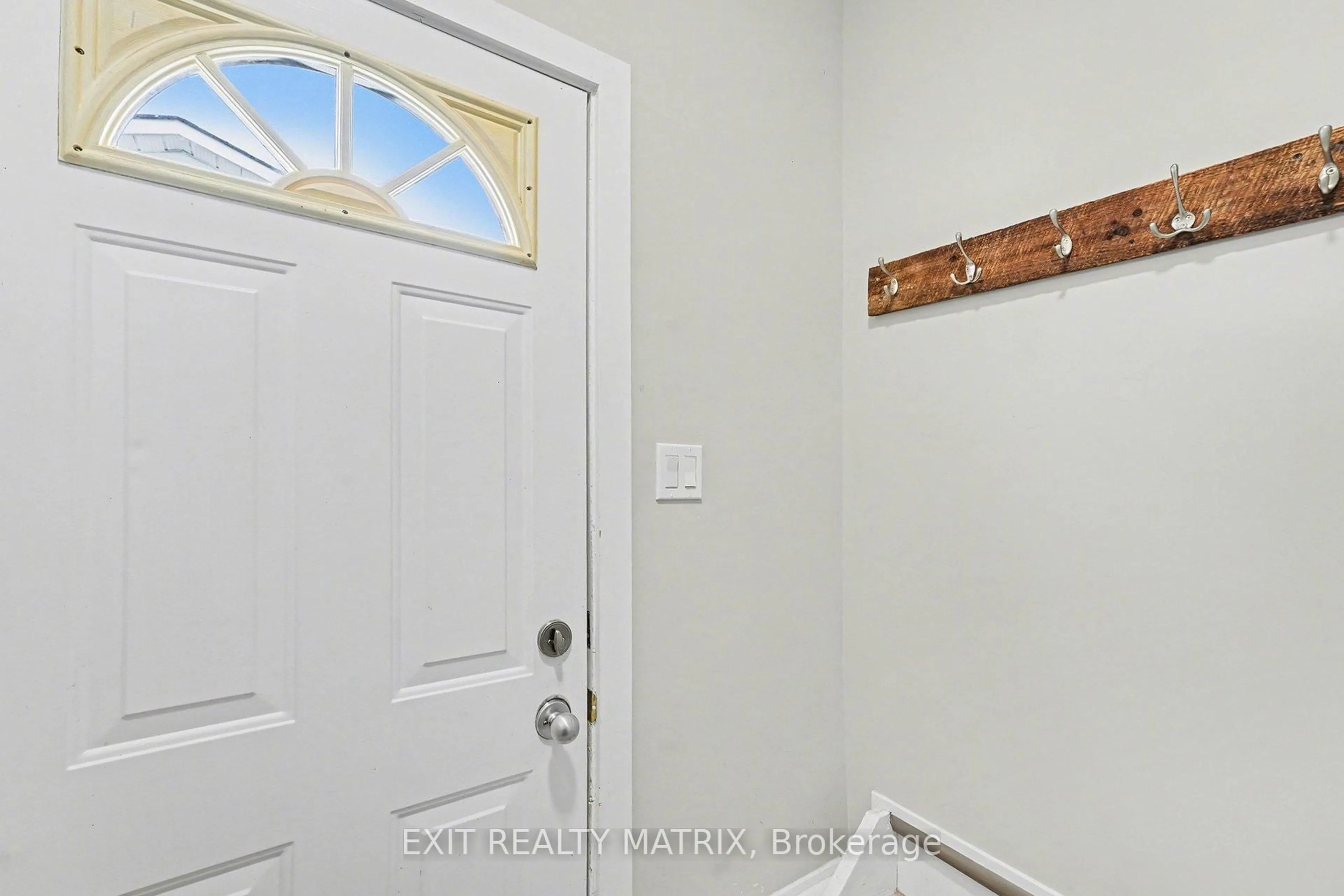 Indoor entryway for 91 Sheldrake Dr, Ottawa Ontario K2L 1T1