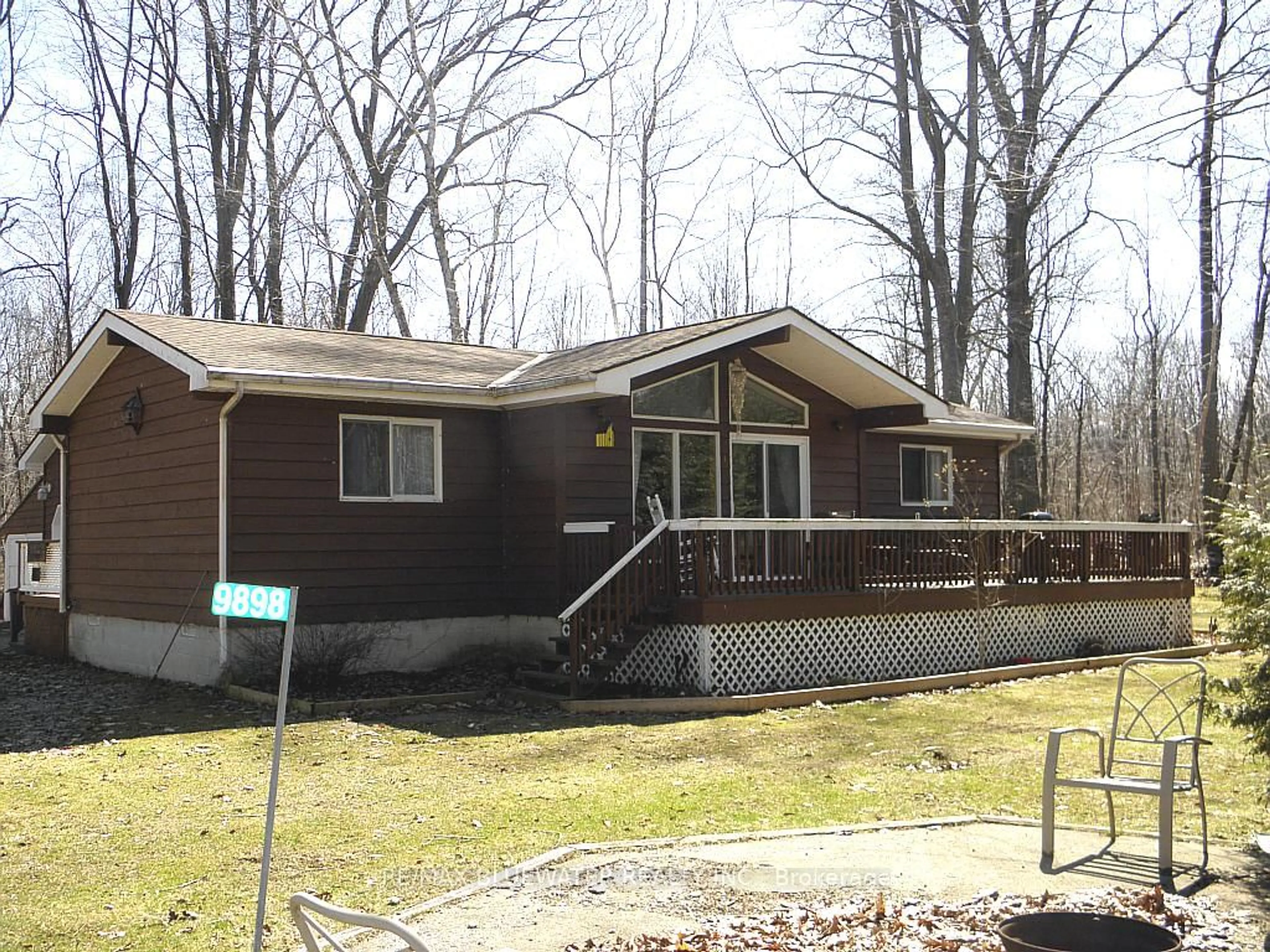 Home with vinyl exterior material, unknown for 9898 Phoebe Lane, Lambton Shores Ontario N0N 1J1