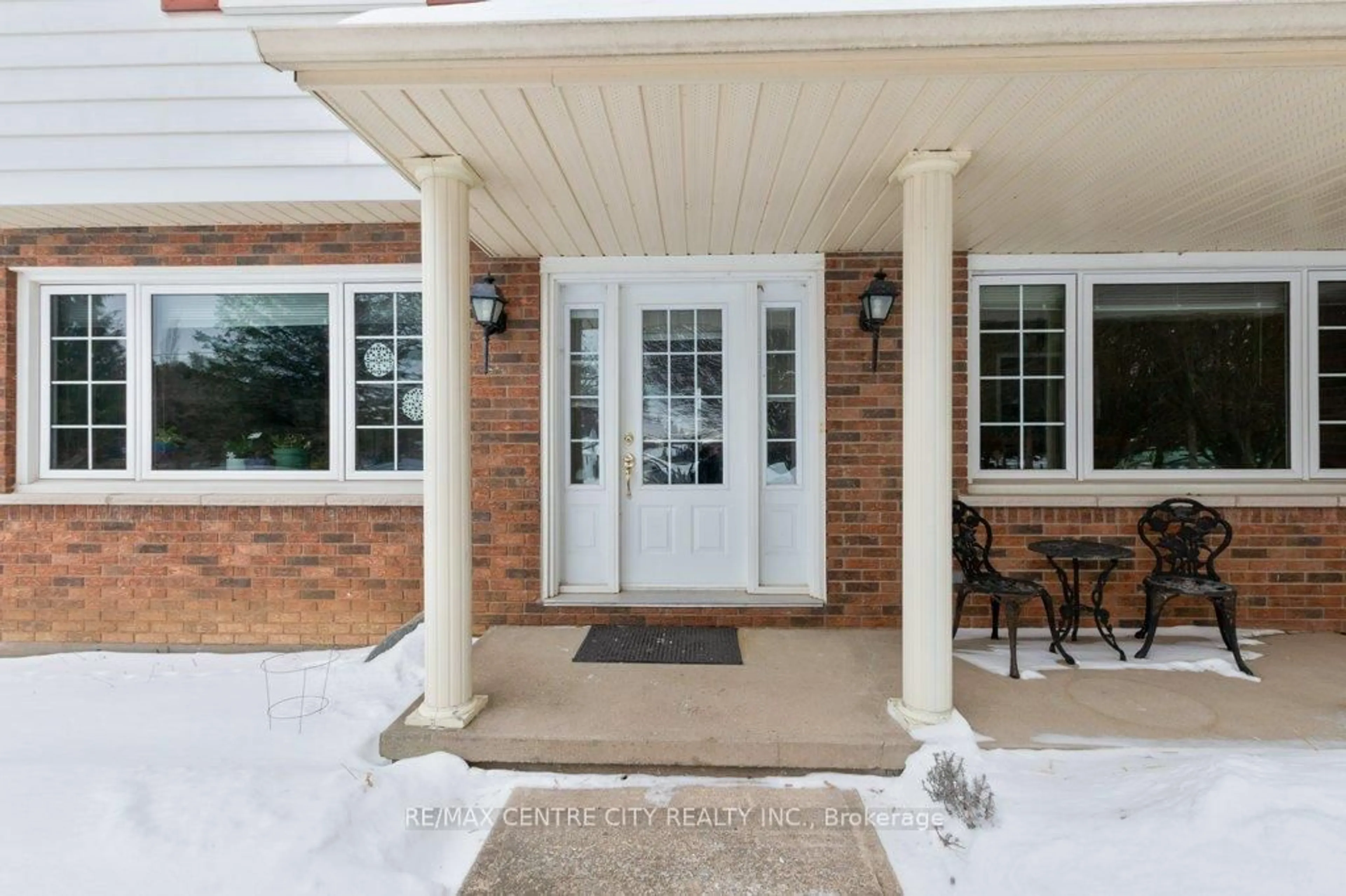 Indoor entryway for 6579 Bostwick Rd, Central Elgin Ontario N0L 2L0
