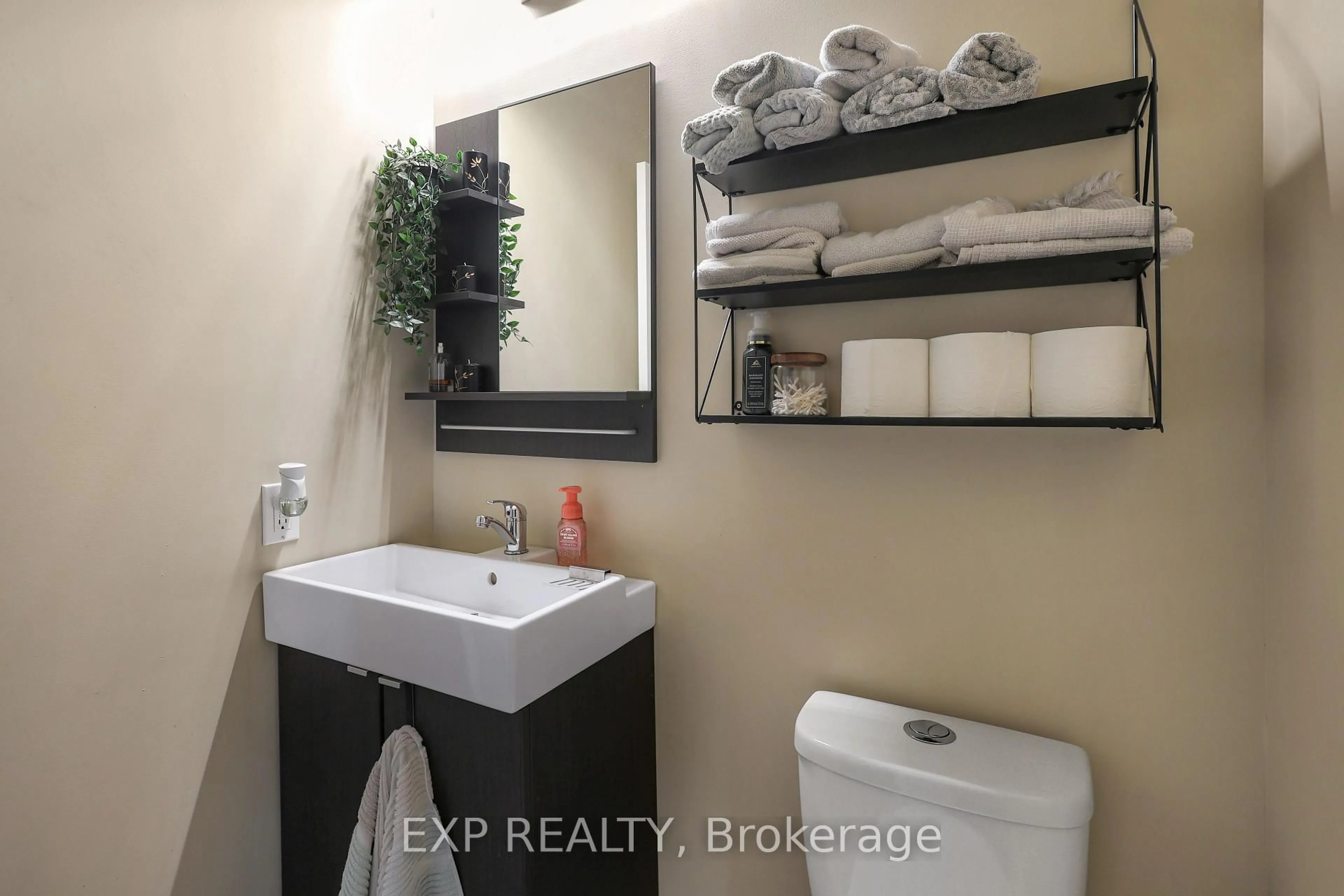 Standard bathroom, ceramic/tile floor for 254 Rymal Rd, Hamilton Ontario L9B 1B8