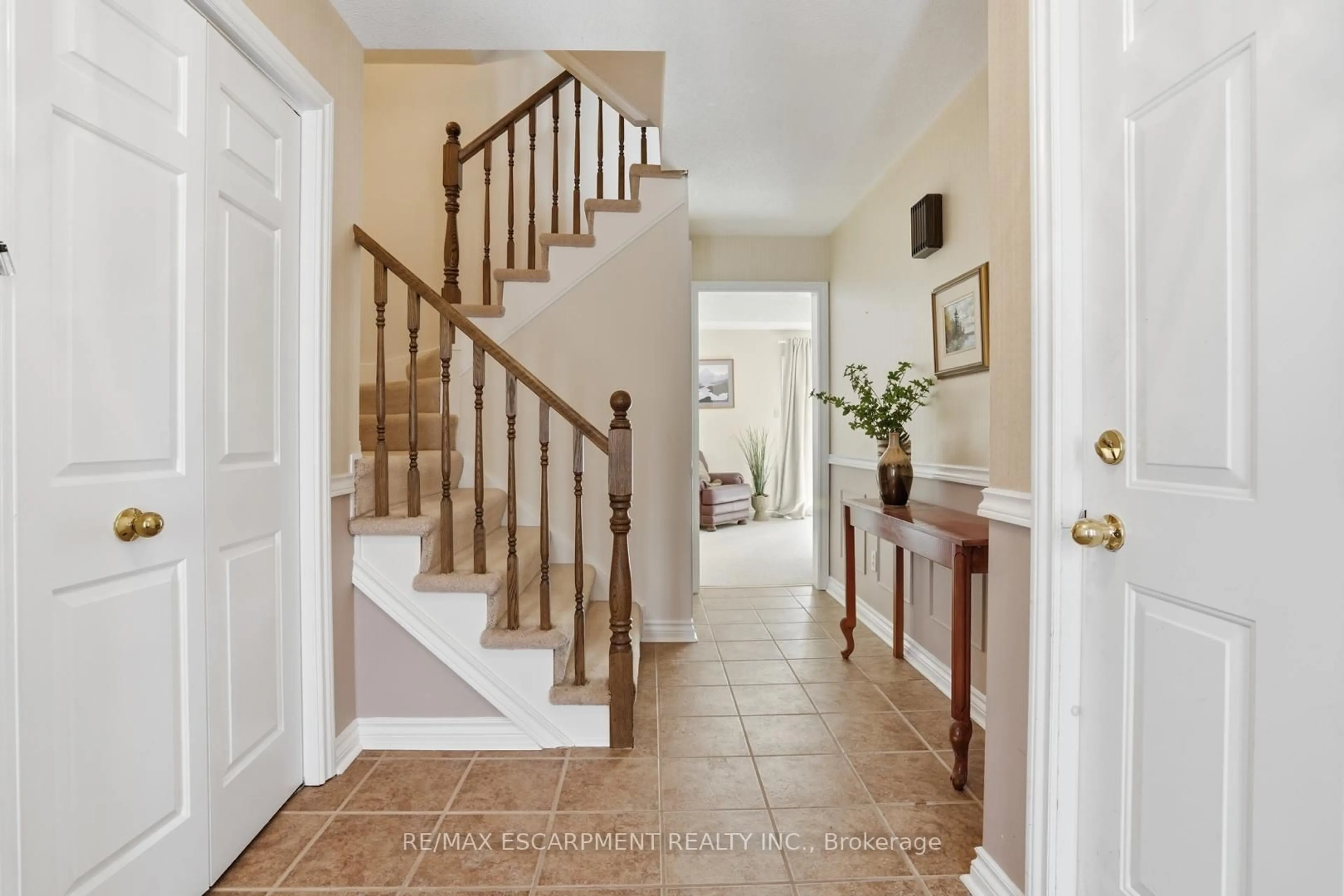 Indoor entryway for 30 Osler Dr #24, Hamilton Ontario L9H 6W3