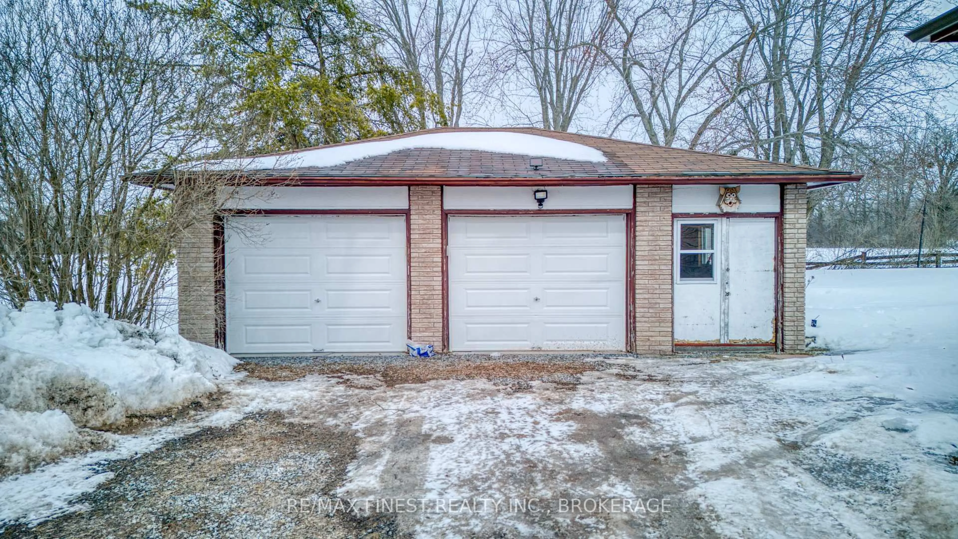 Indoor garage for 2068 Unity Rd, Mcdonalds Corners Ontario K0H 1M0