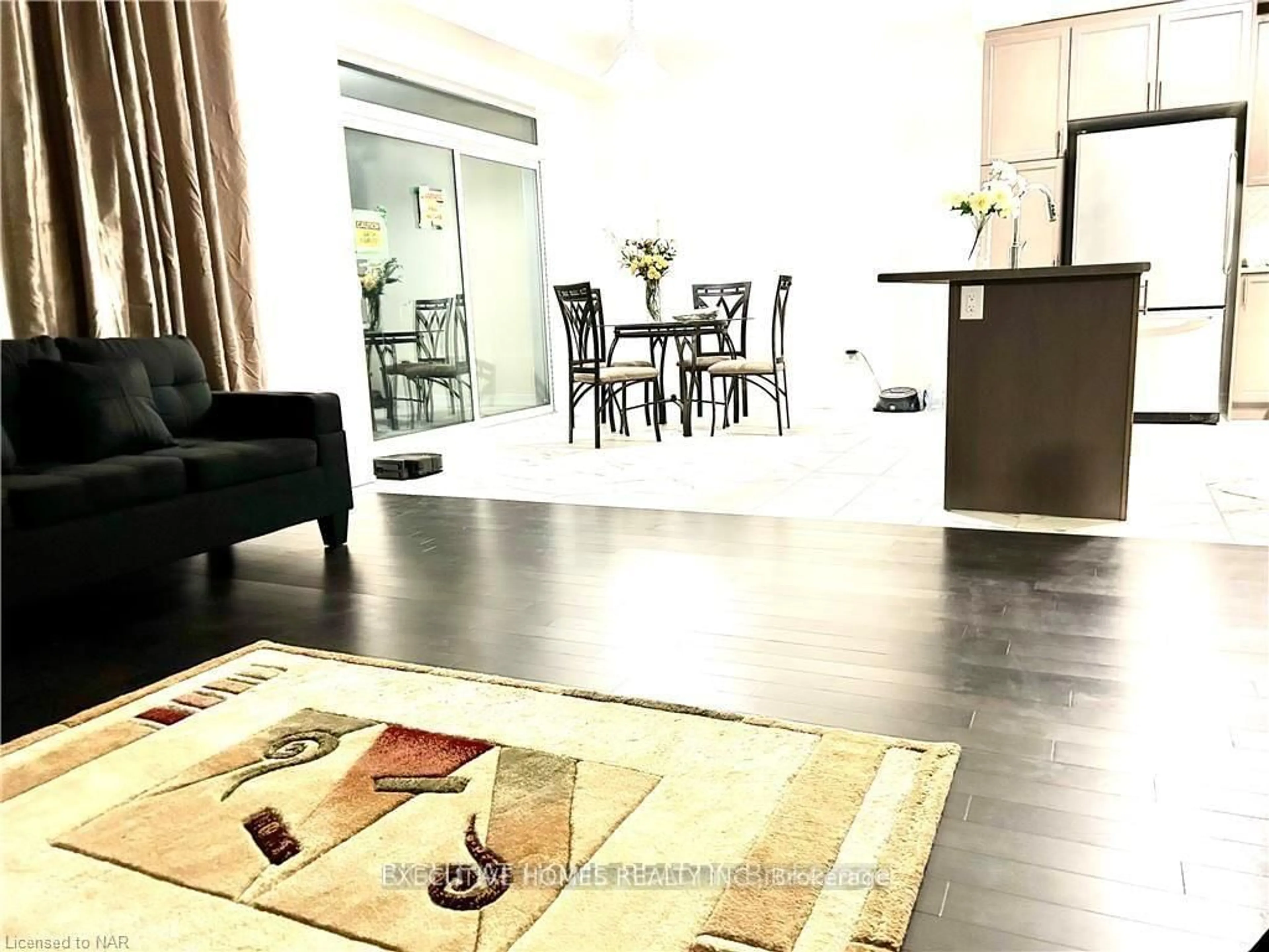 Living room with furniture, wood/laminate floor for 91 Higgins Ave, Thorold Ontario L3B 5N5