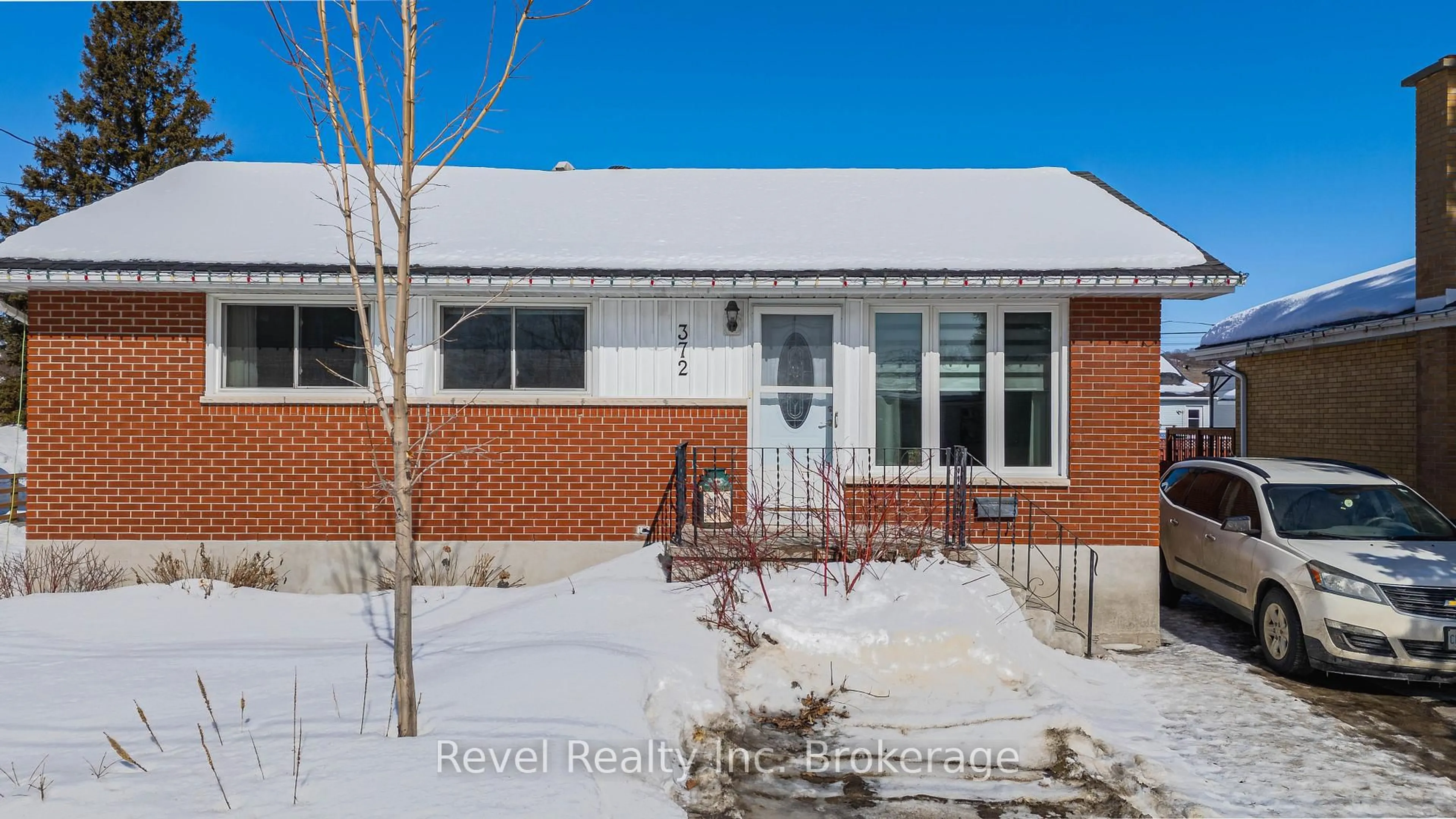 Home with brick exterior material, street for 372 Mckenzie Ave, North Bay Ontario P1B 7E2