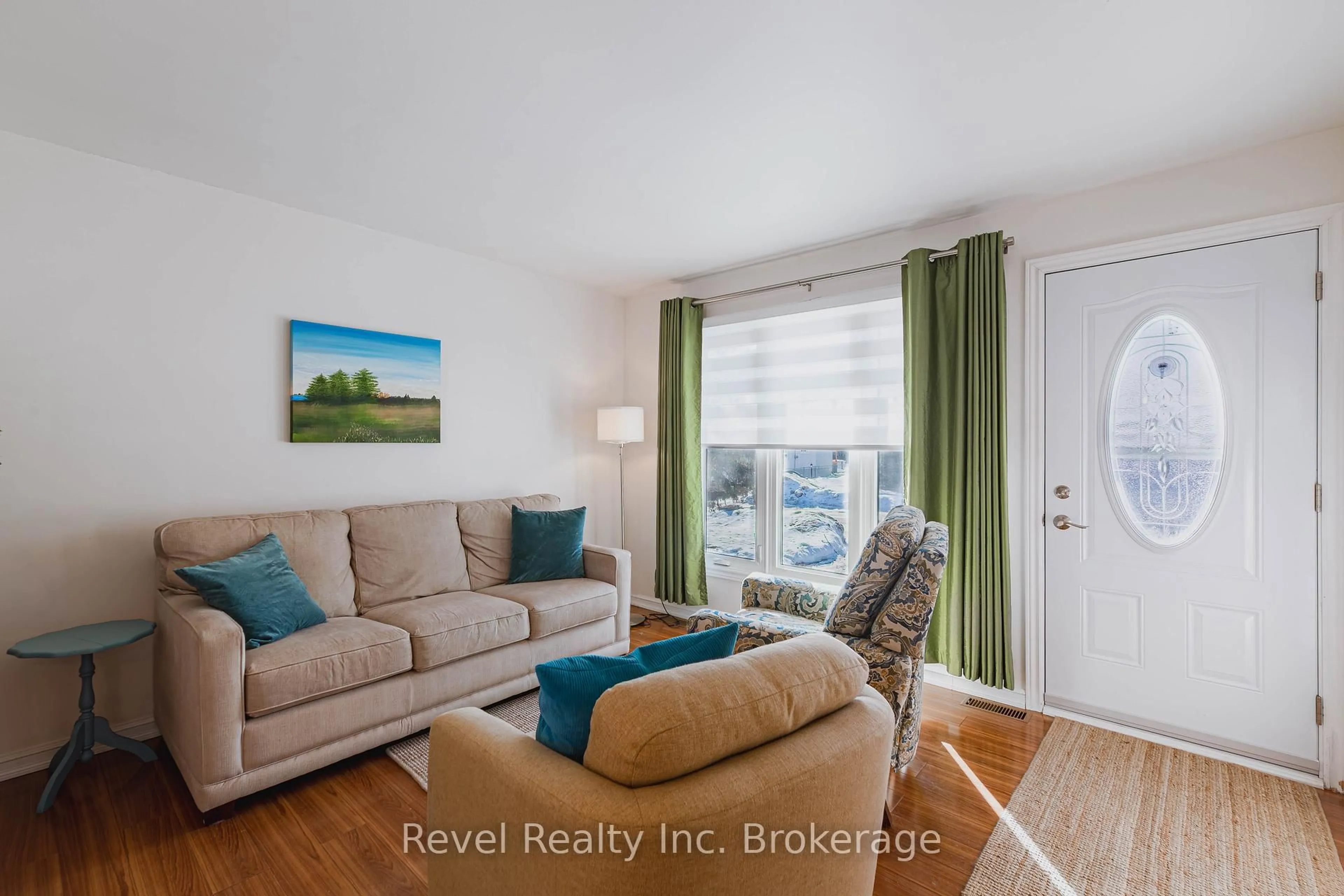 Living room with furniture, unknown for 372 Mckenzie Ave, North Bay Ontario P1B 7E2