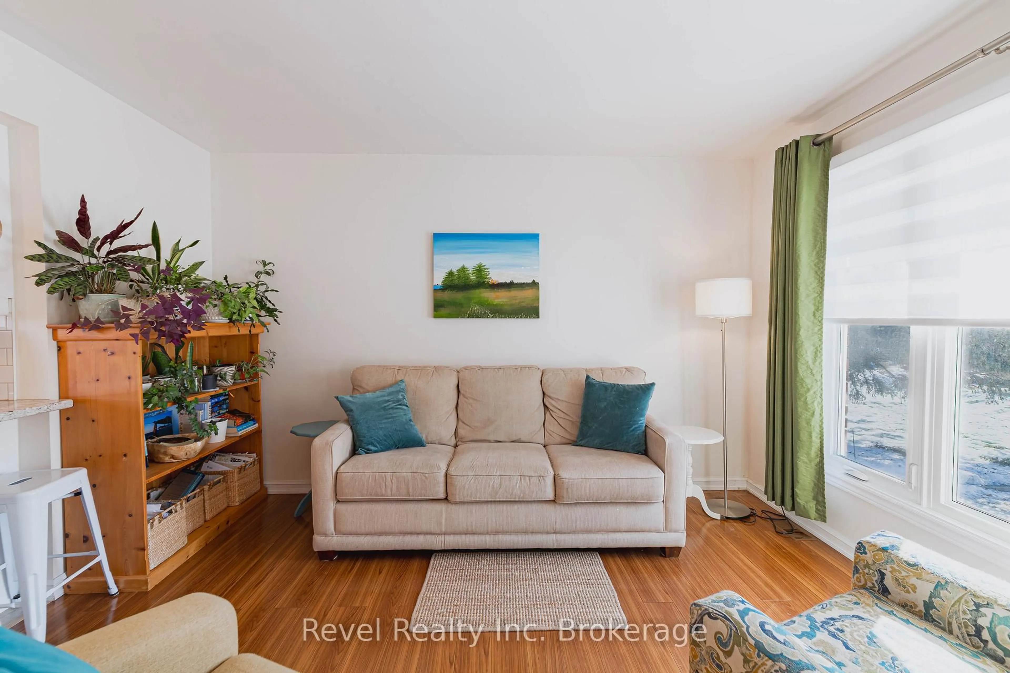 Living room with furniture, wood/laminate floor for 372 Mckenzie Ave, North Bay Ontario P1B 7E2