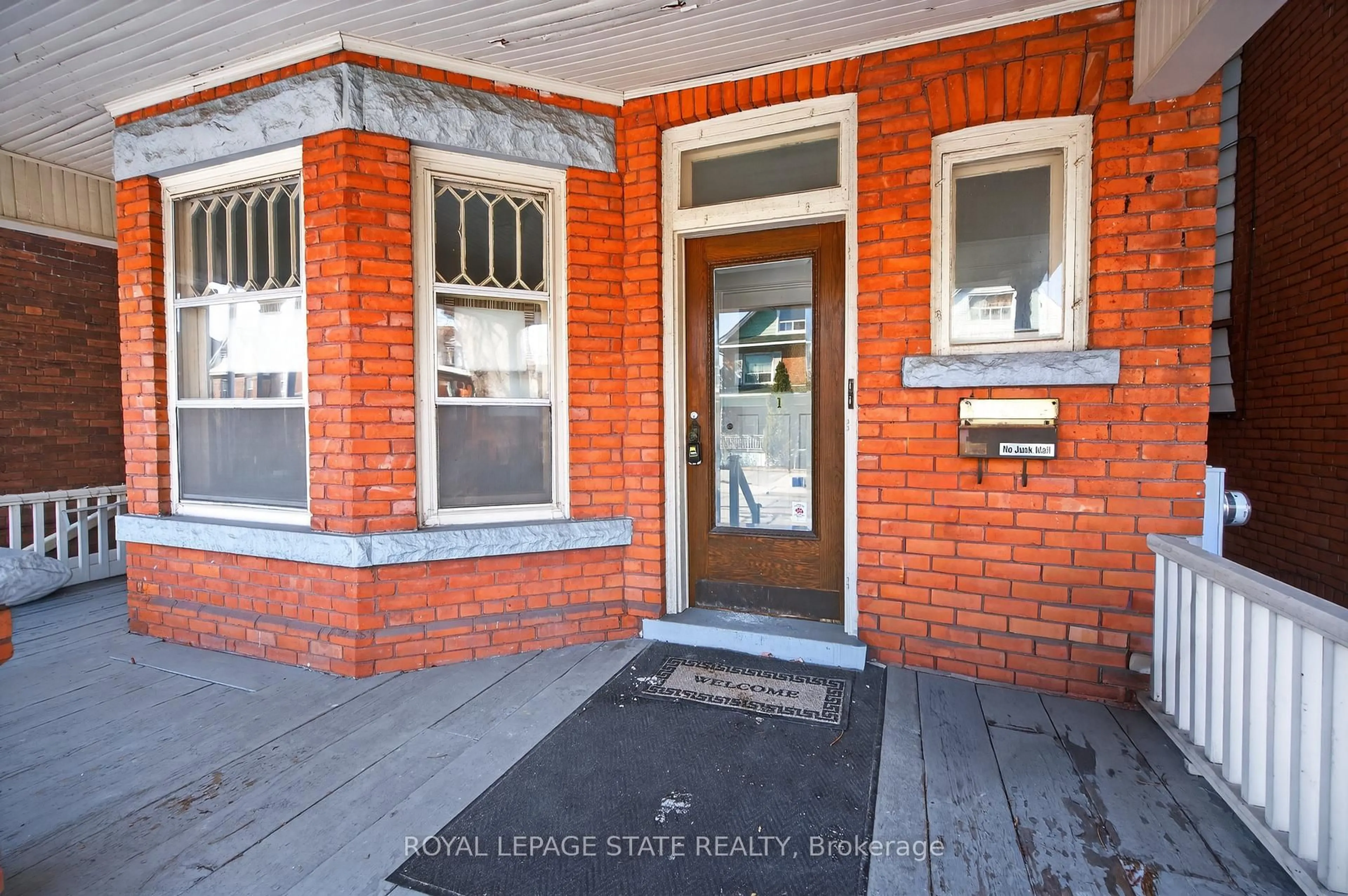 Indoor entryway for 147 Homewood Ave, Hamilton Ontario L8P 2M6