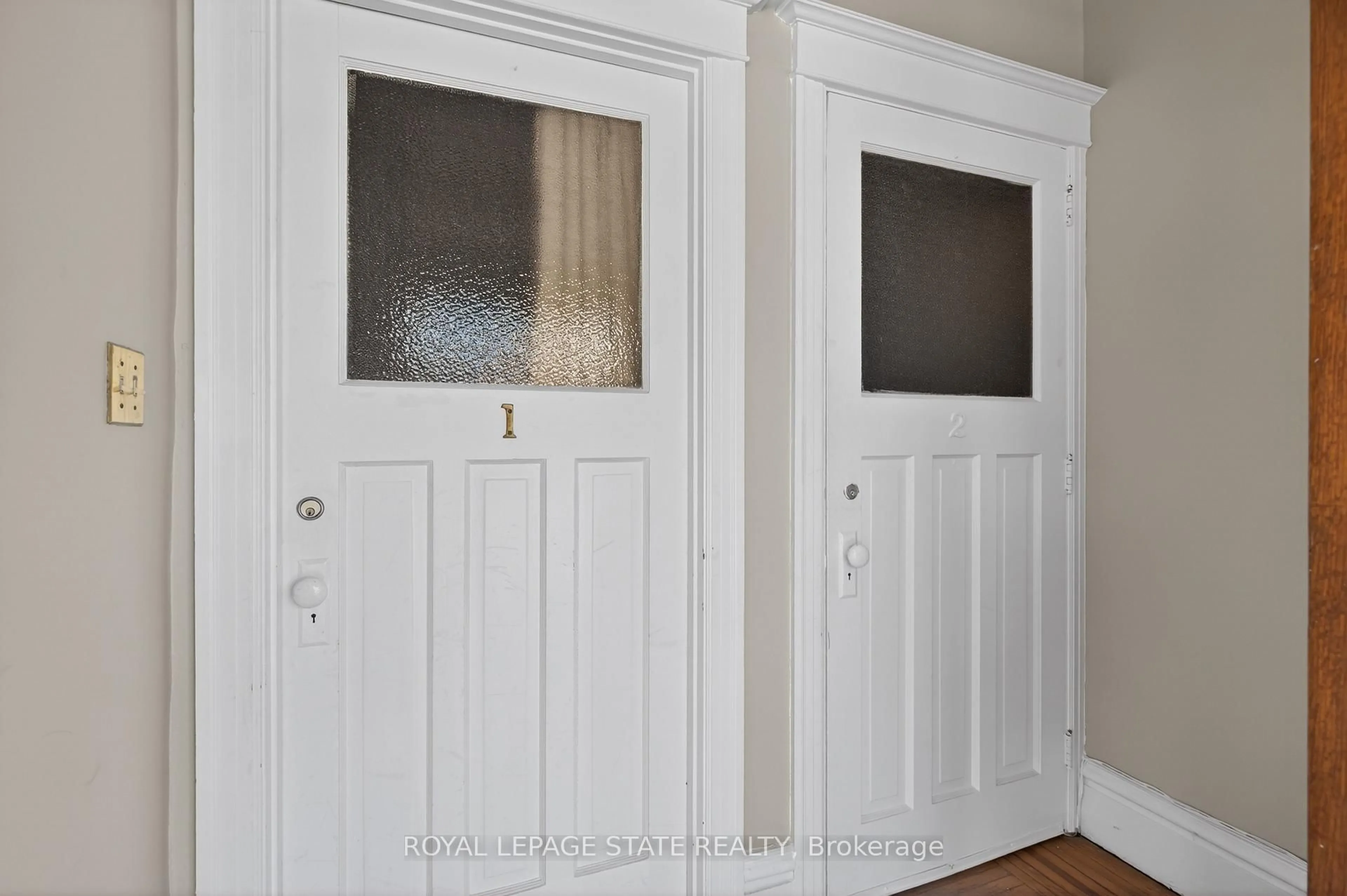 Indoor entryway for 147 Homewood Ave, Hamilton Ontario L8P 2M6