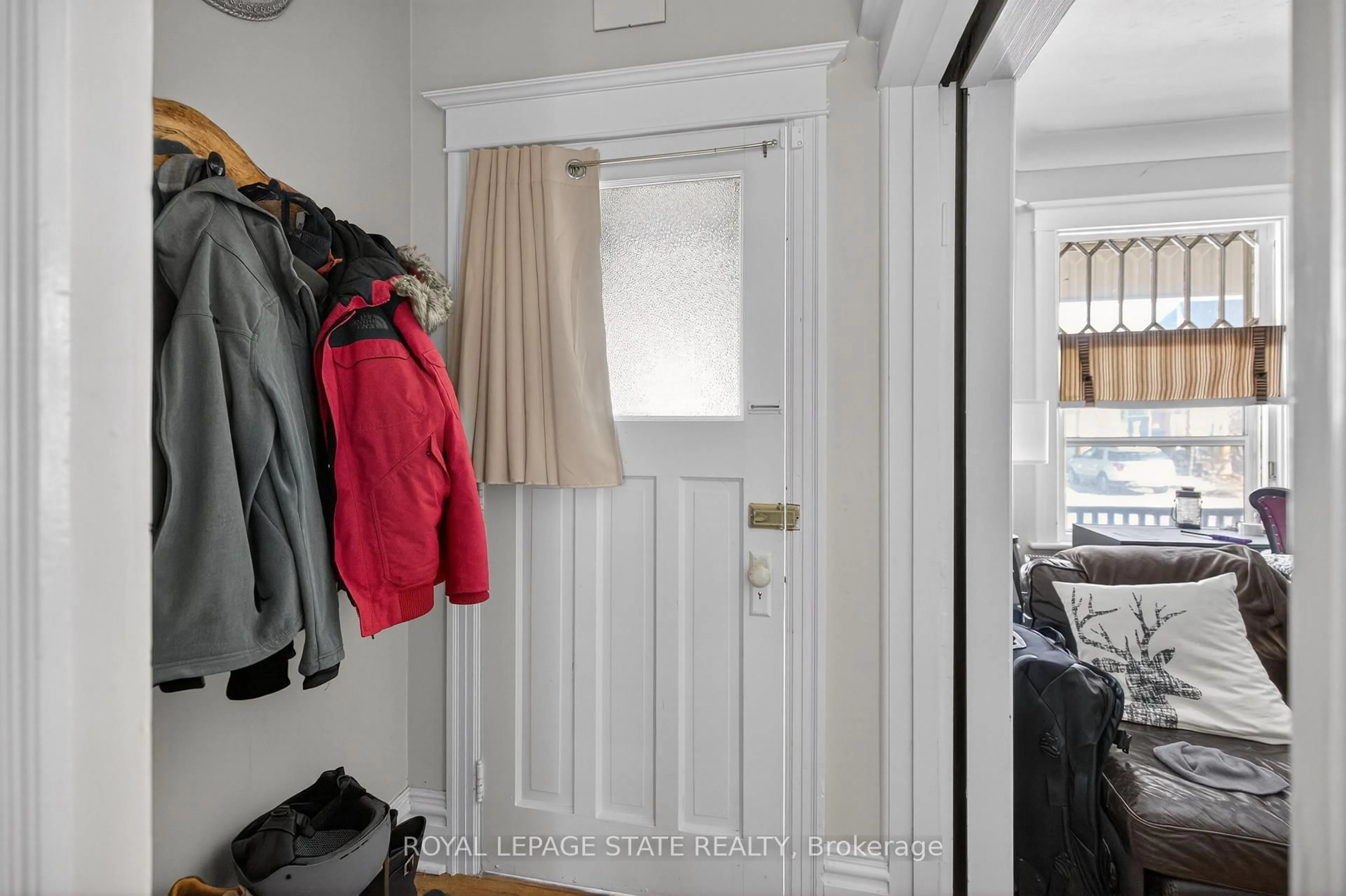 Indoor entryway for 147 Homewood Ave, Hamilton Ontario L8P 2M6
