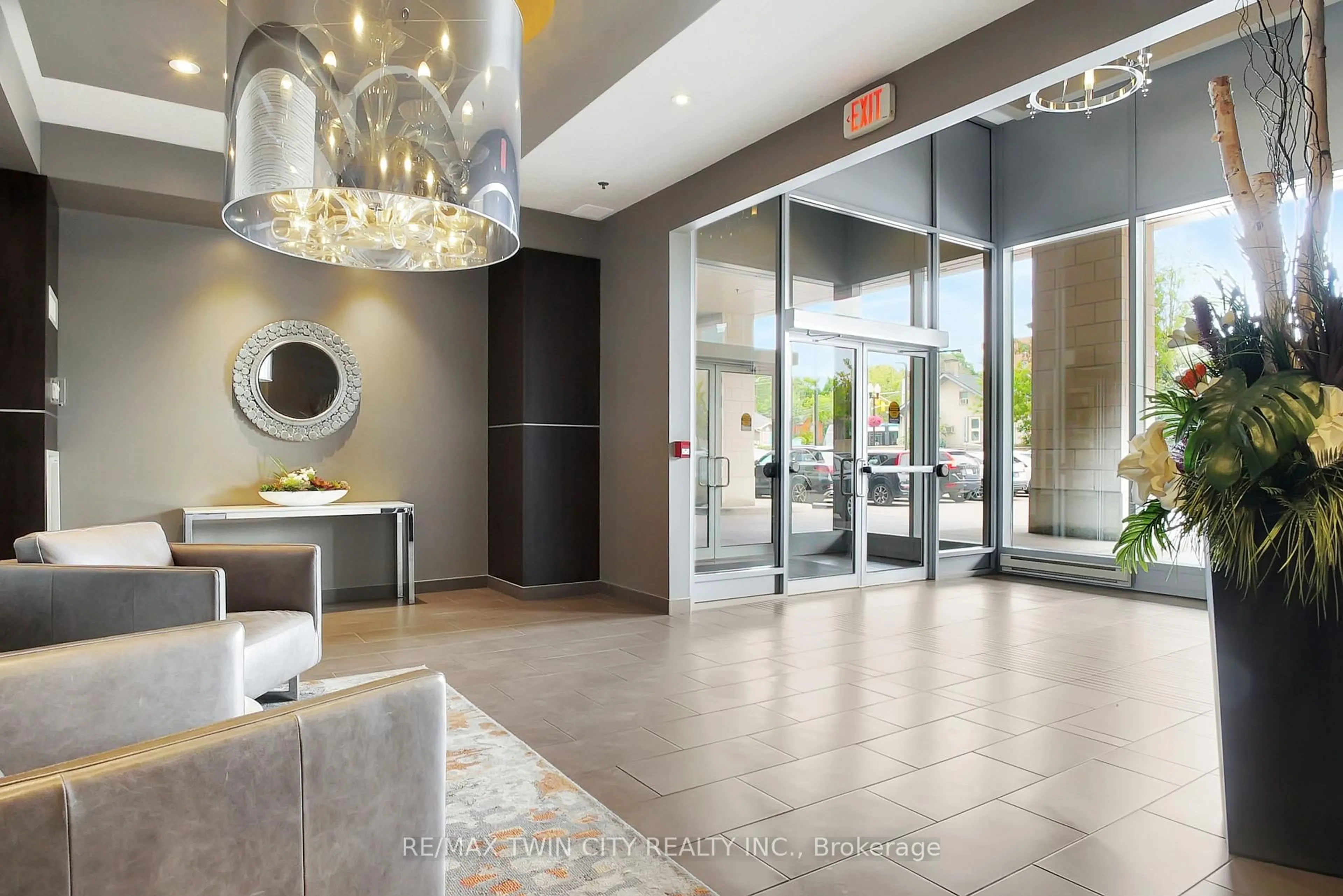 Indoor foyer for 191 King St #201, Waterloo Ontario N2J 1R1