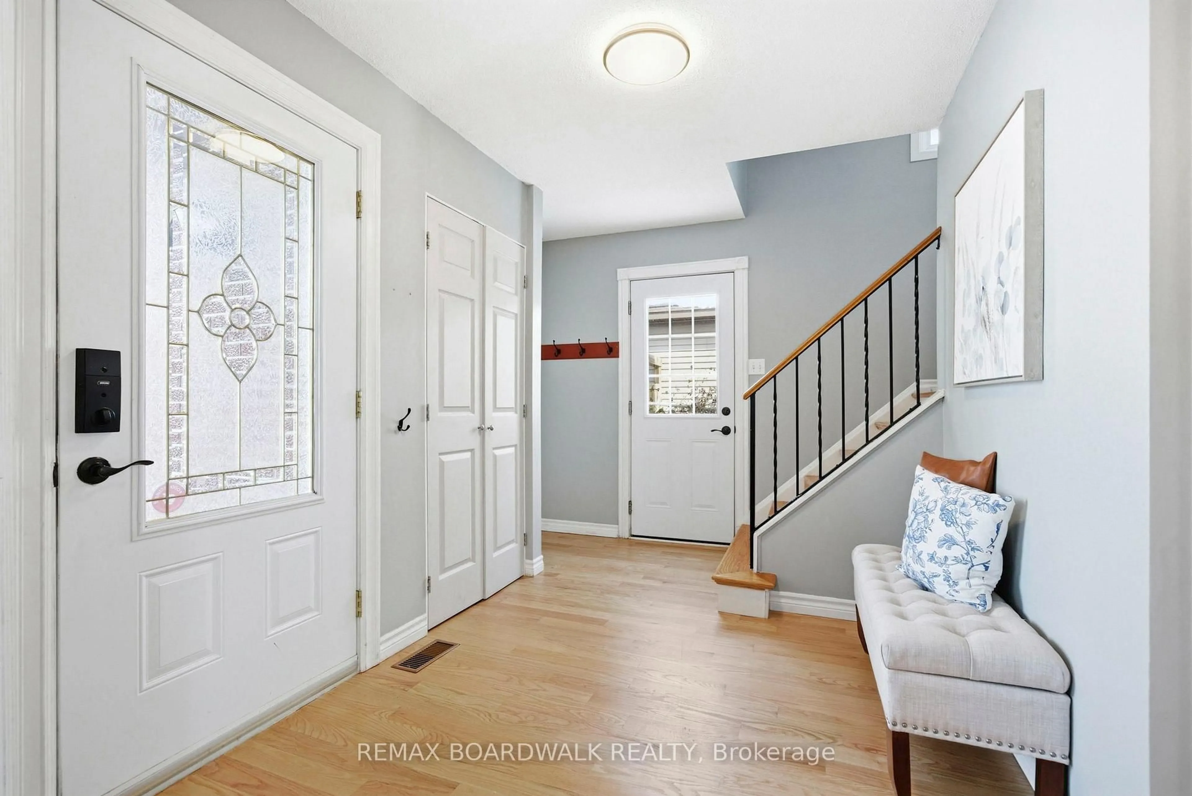 Indoor entryway for 49 Liston Cres, Ottawa Ontario K2L 2W3