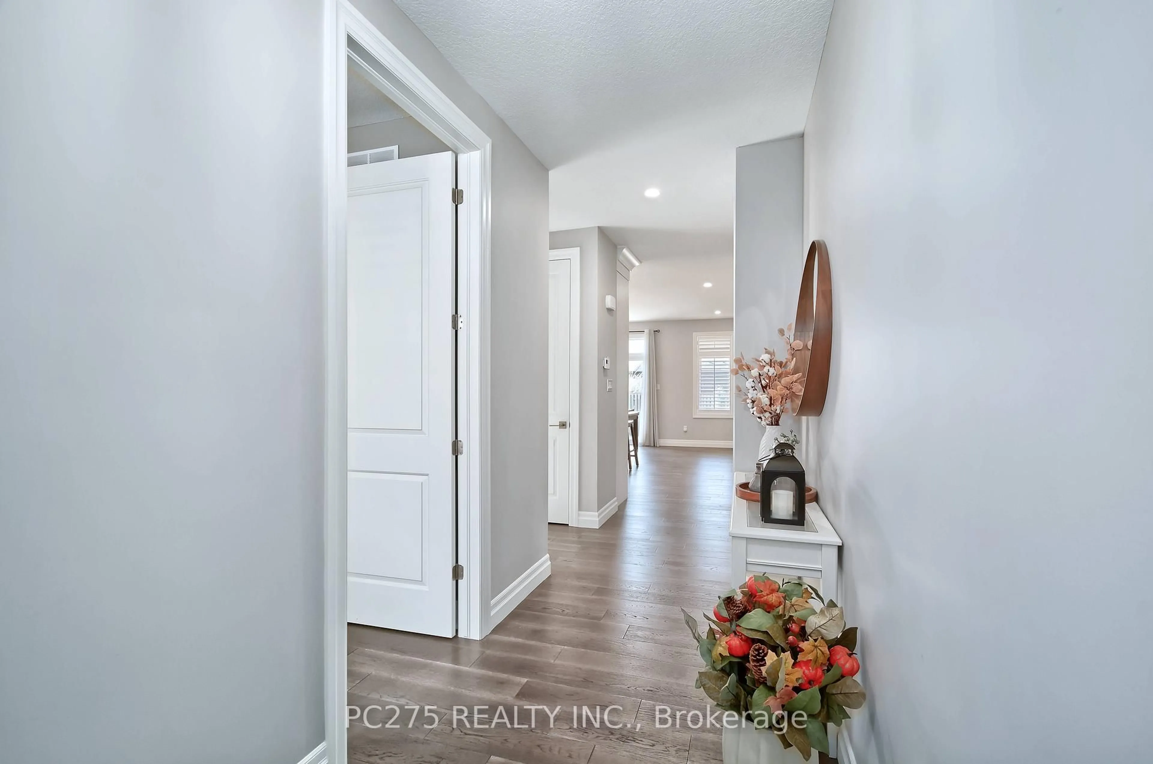 Indoor entryway for 2539 Bond St, Strathroy-Caradoc Ontario N0L 1W0