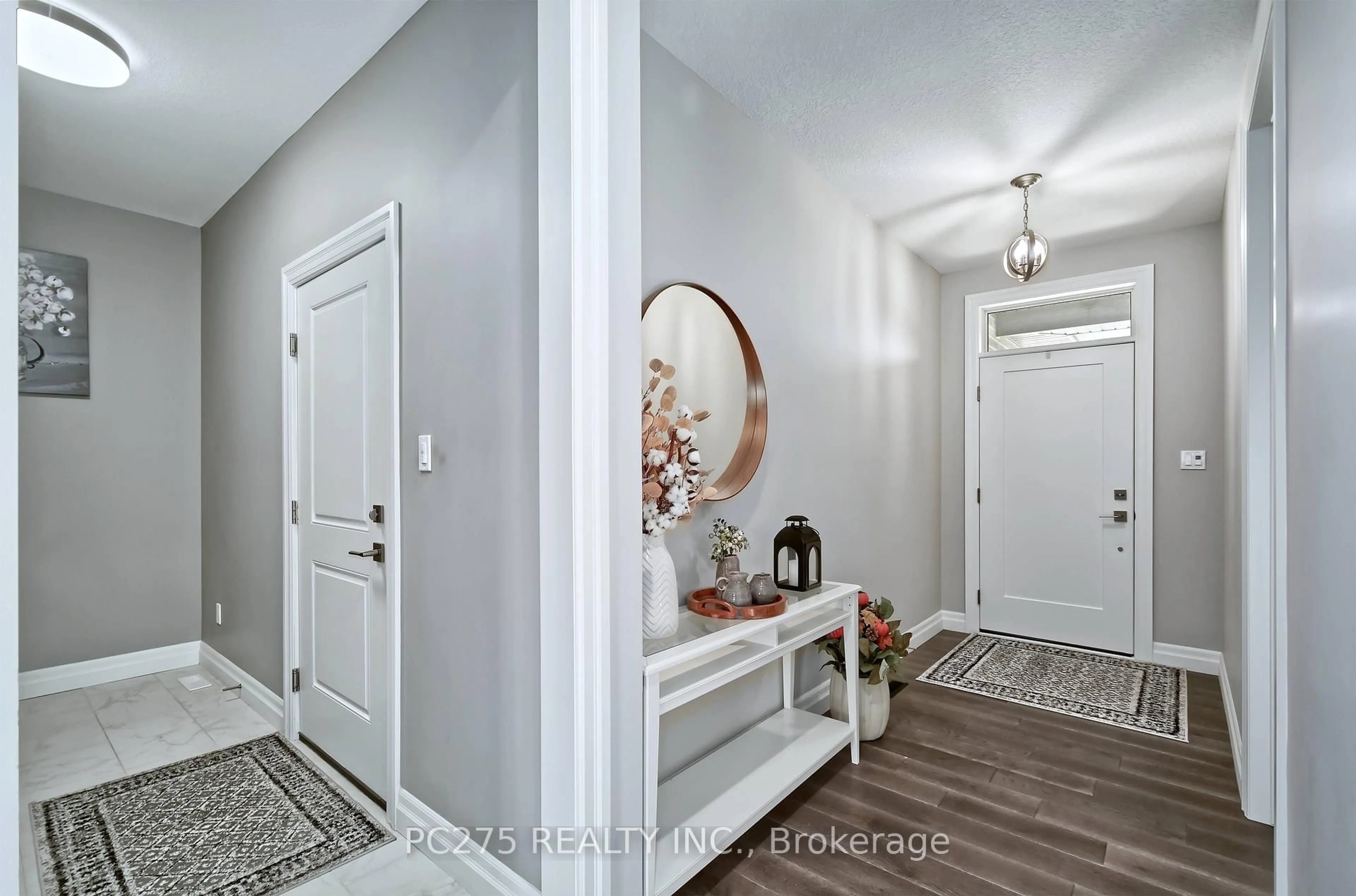 Indoor entryway for 2539 Bond St, Strathroy-Caradoc Ontario N0L 1W0