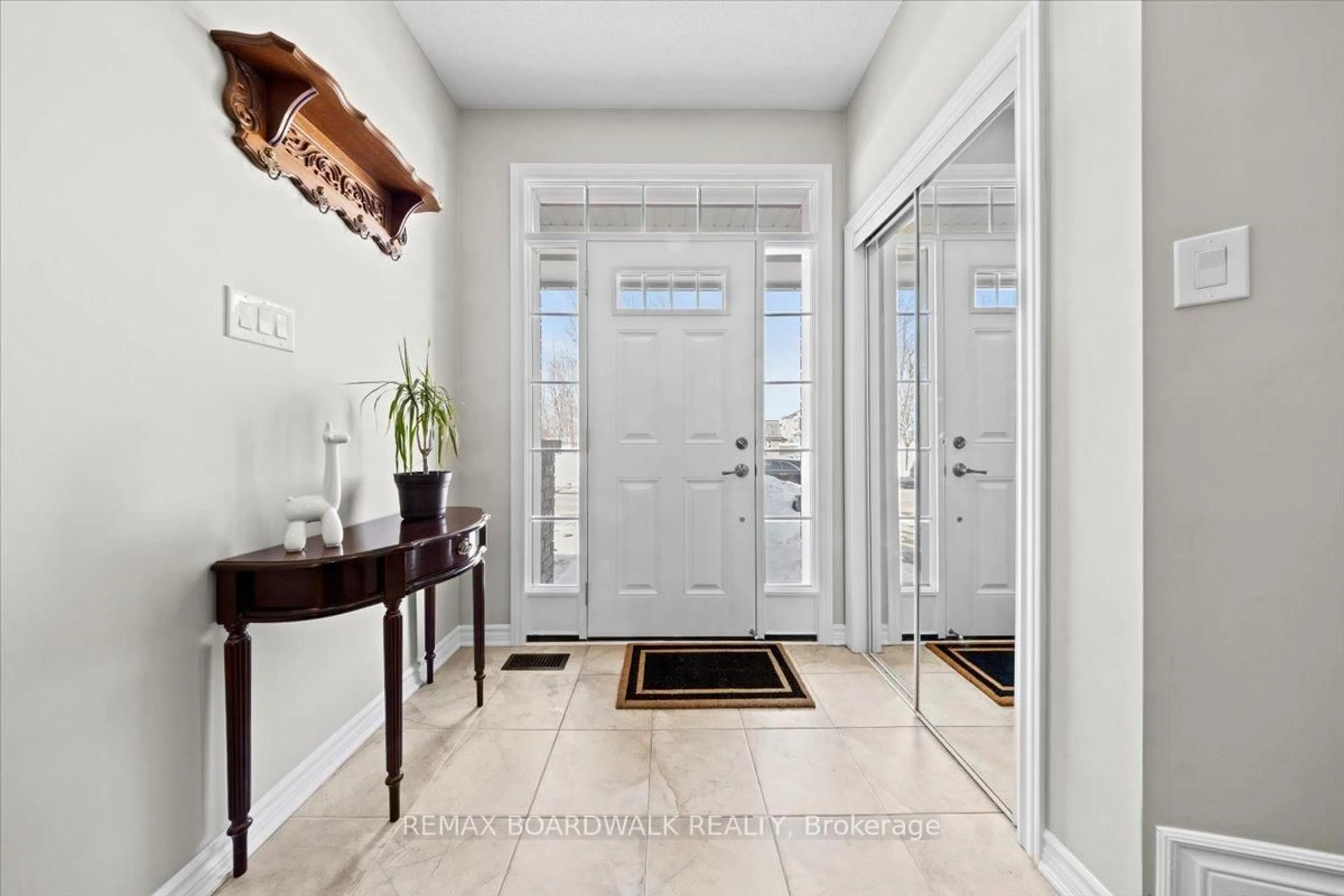 Indoor entryway for 130 Pinelock St, Ottawa Ontario K2M 0L5