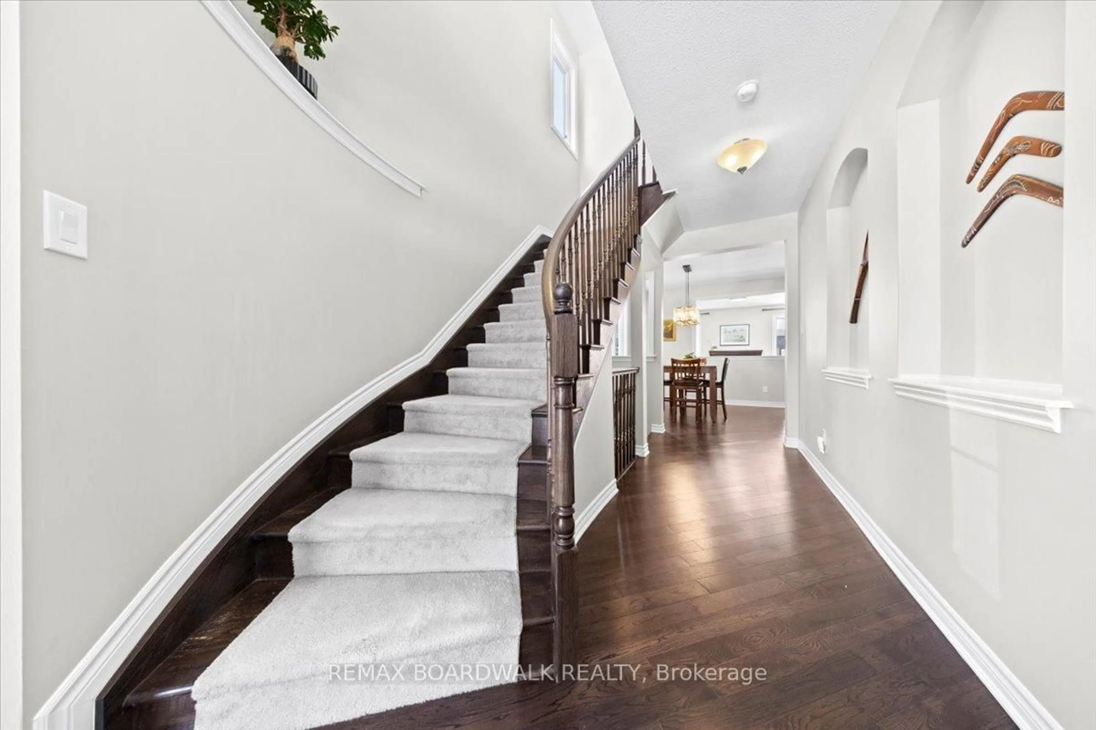 Indoor entryway for 130 Pinelock St, Ottawa Ontario K2M 0L5