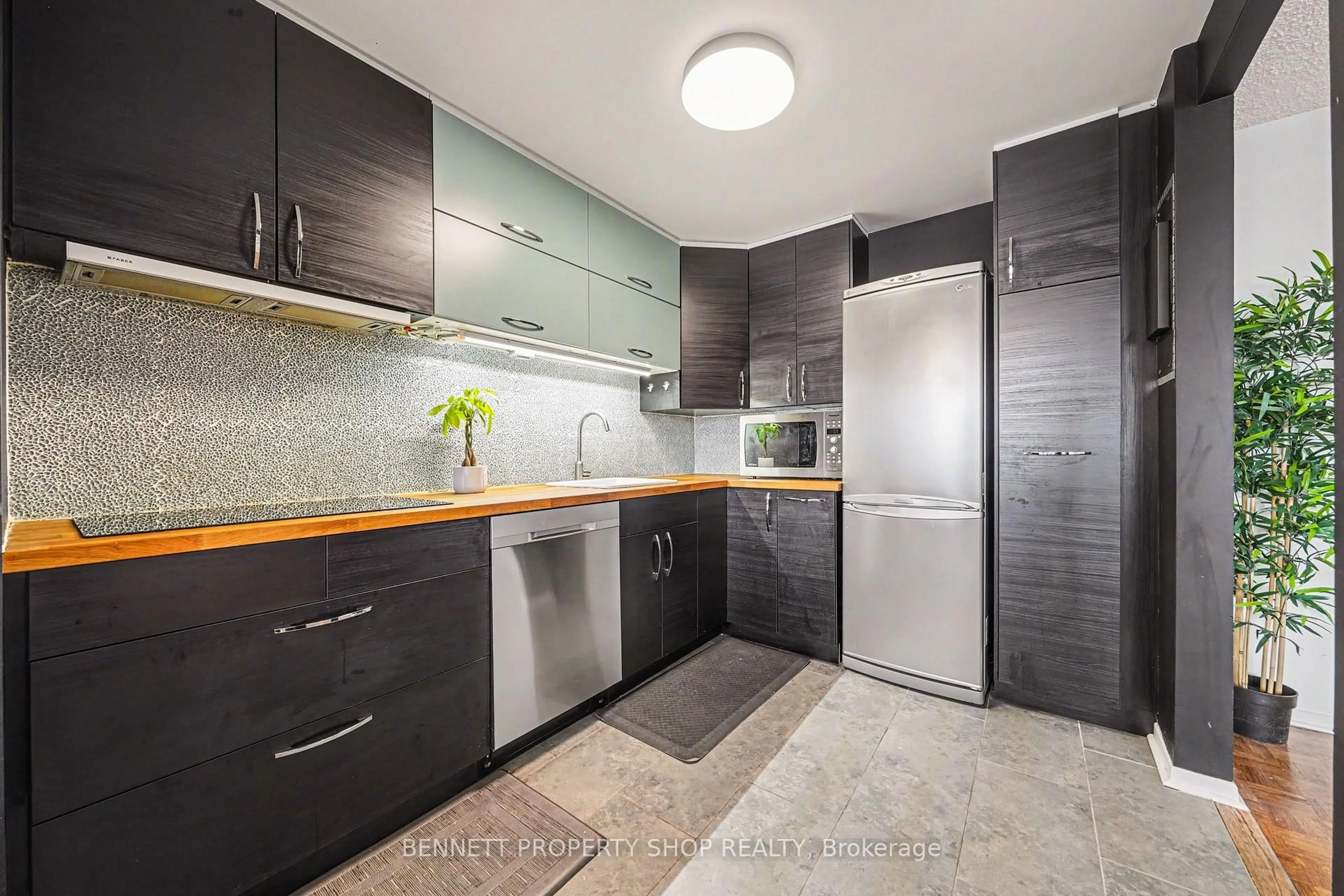 Standard kitchen, ceramic/tile floor for 2625 Regina St #1209, Ottawa Ontario K2B 5W8