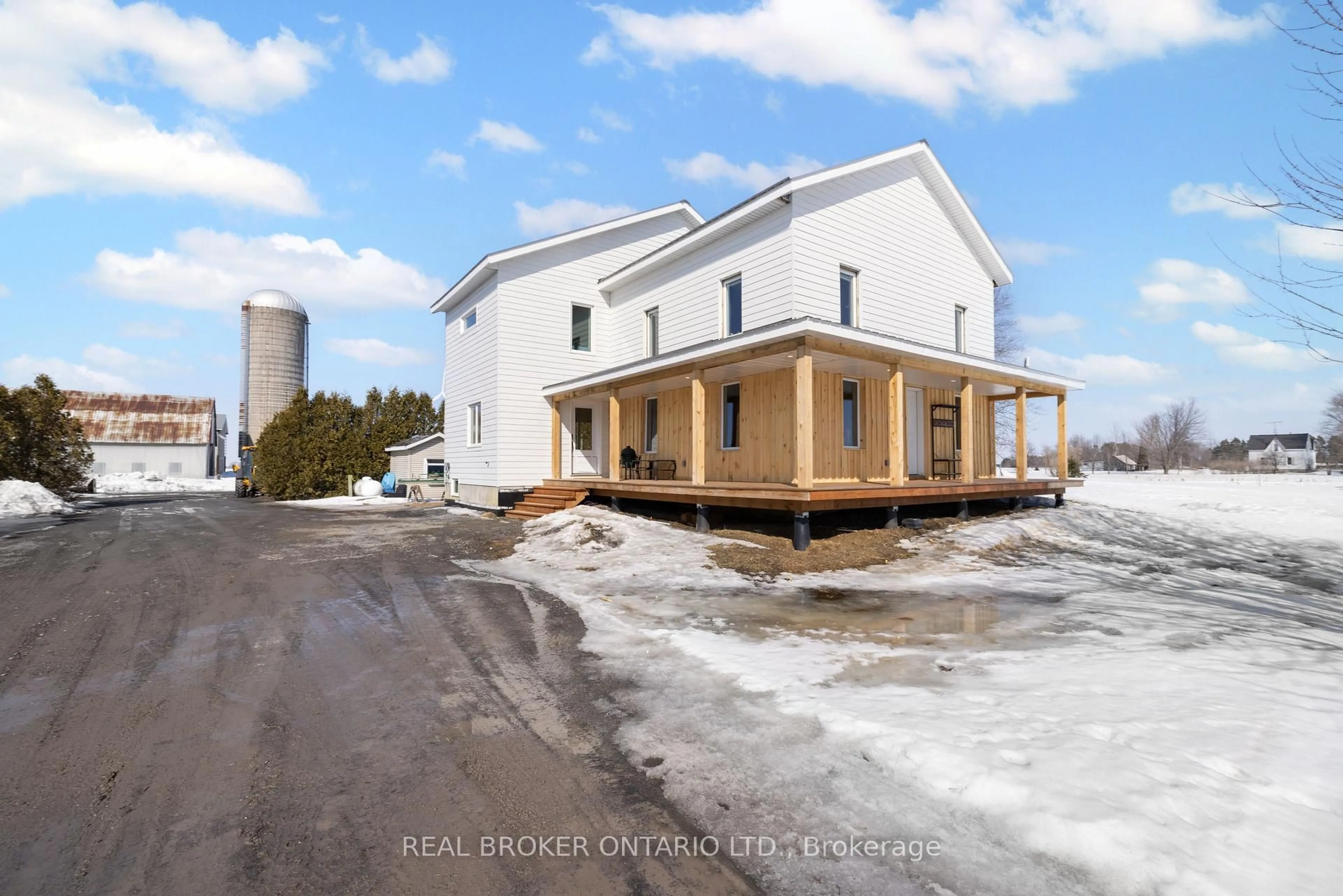 A pic from outside/outdoor area/front of a property/back of a property/a pic from drone, building for 10969 Gilmour Rd, South Dundas Ontario K0C 1C0