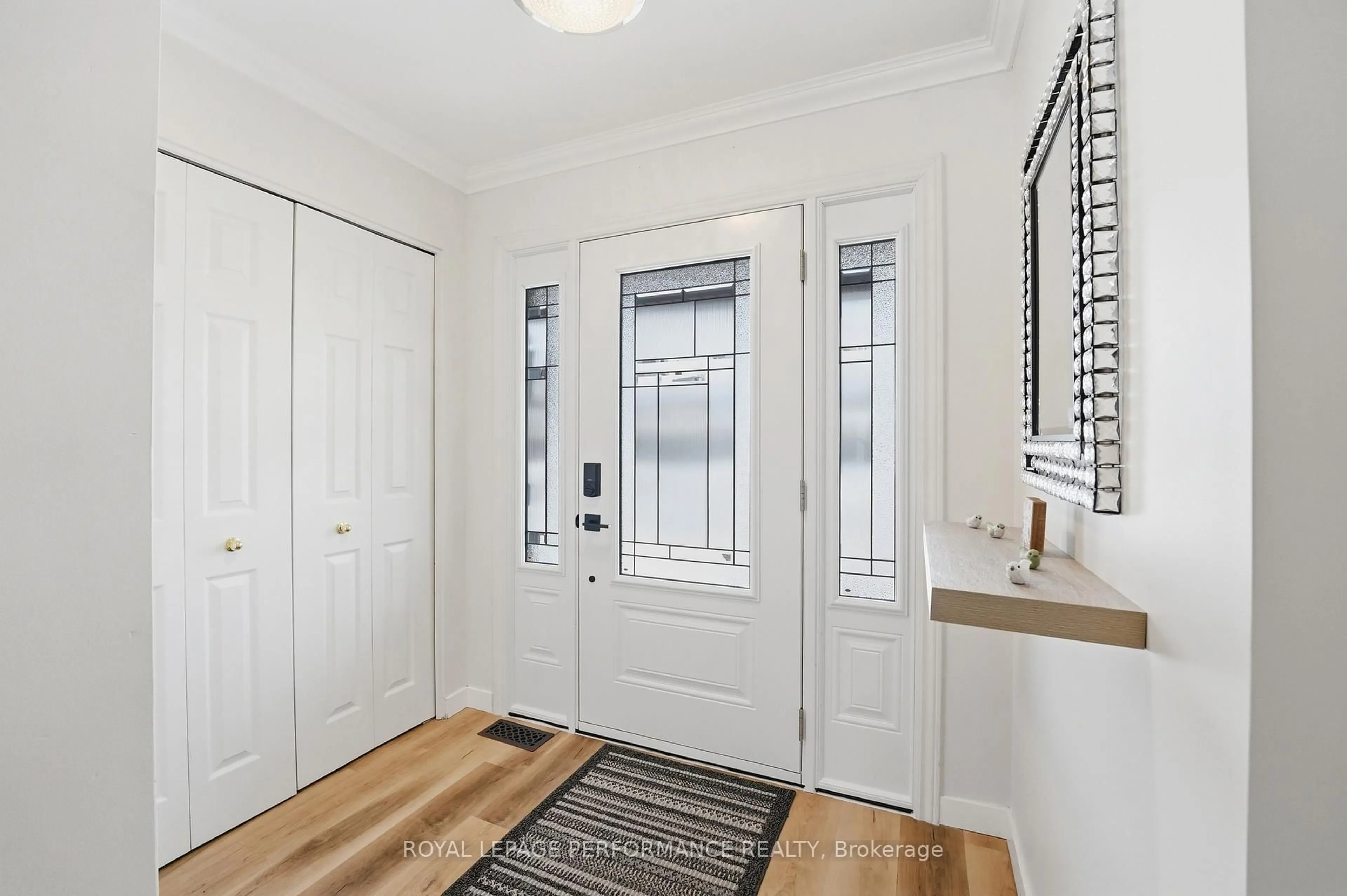 Indoor entryway for 178 Louise St, Clarence-Rockland Ontario K4K 1R9