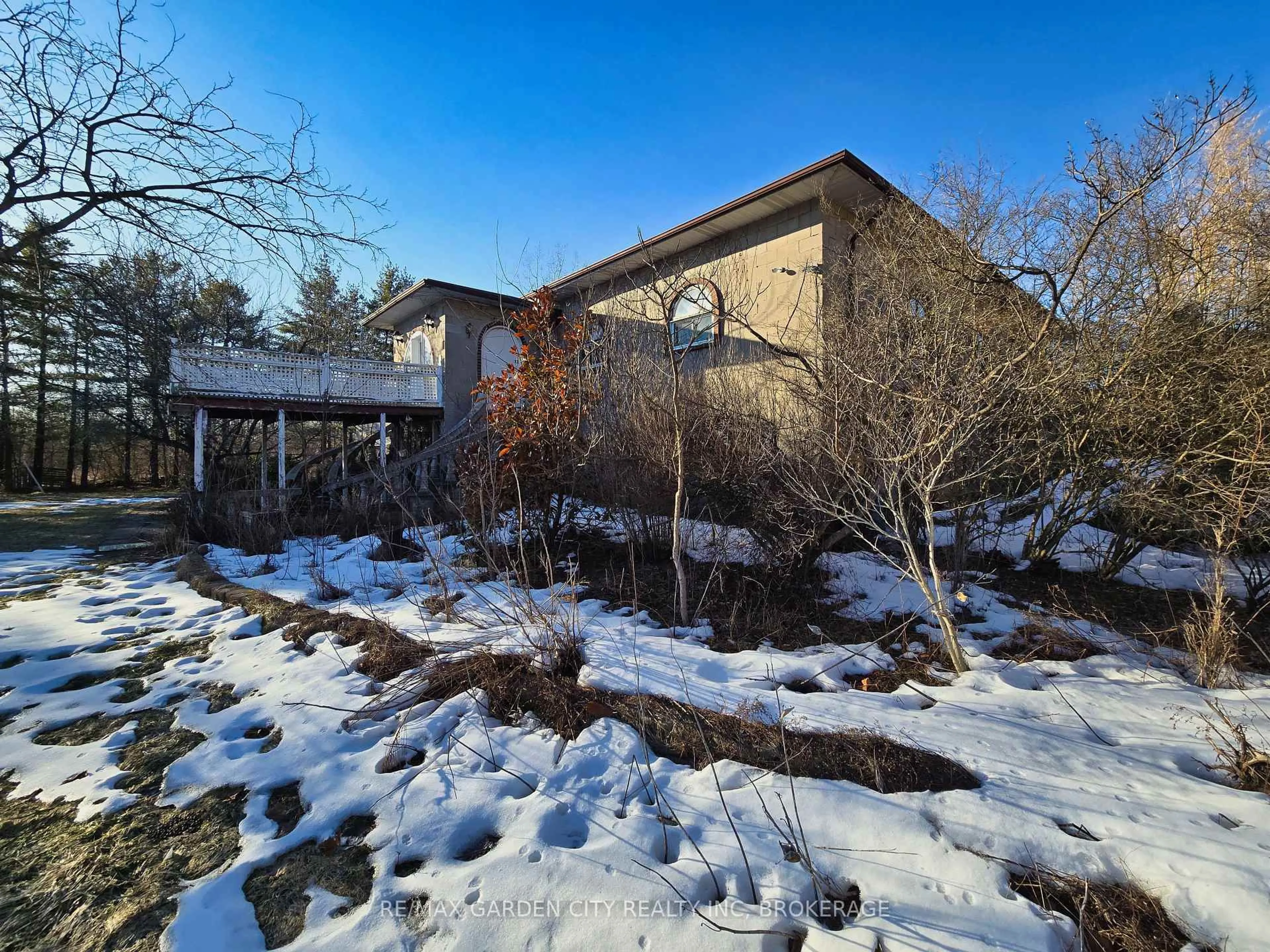 A pic from outside/outdoor area/front of a property/back of a property/a pic from drone, unknown for 1894 TOWNLINE Rd, Fort Erie Ontario L0S 1S0