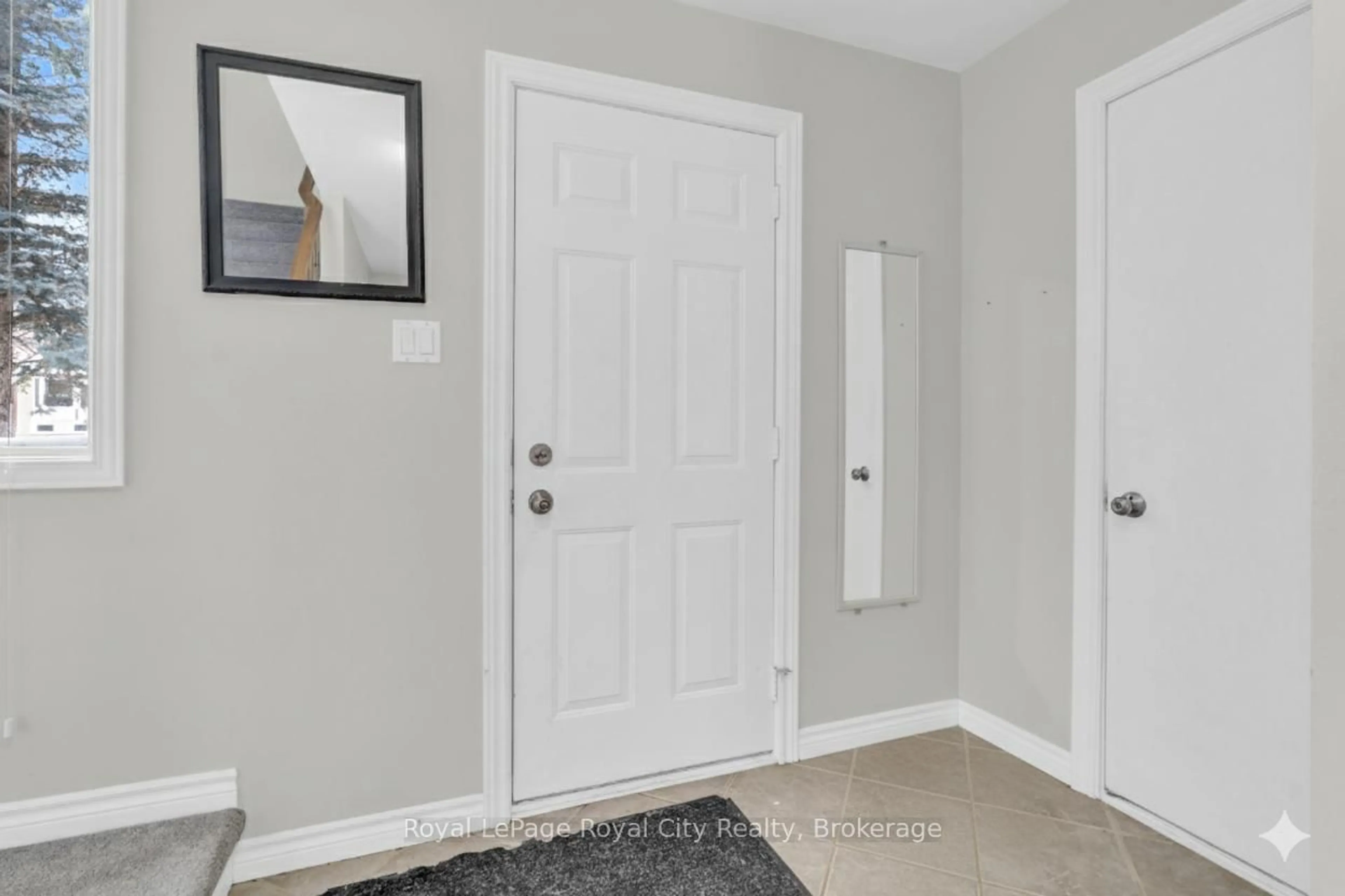 Indoor entryway for 11 Sagewood Pl, Guelph Ontario N1G 3M8