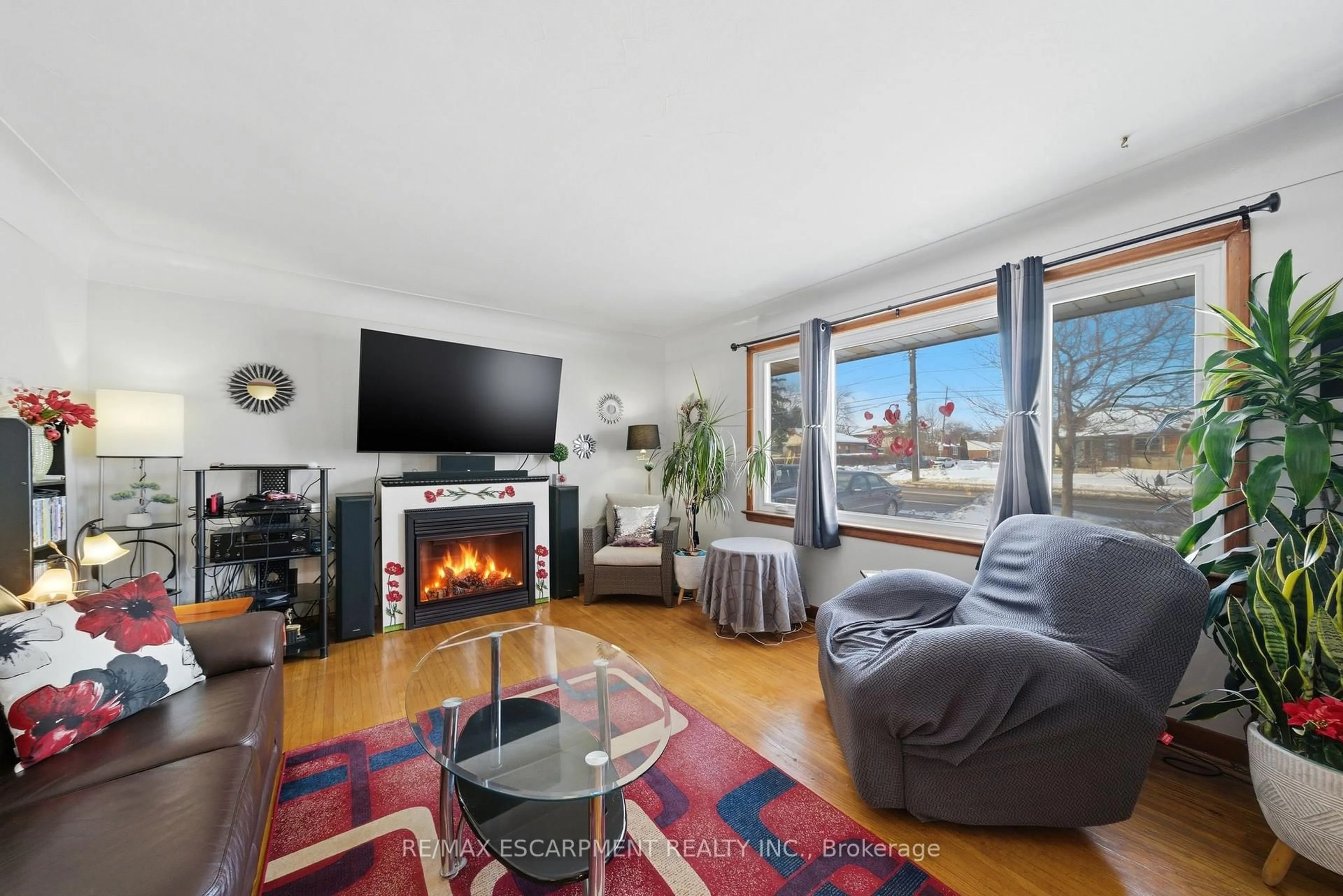 Living room with furniture, unknown for 763 Upper Ottawa St, Hamilton Ontario L8T 3T8