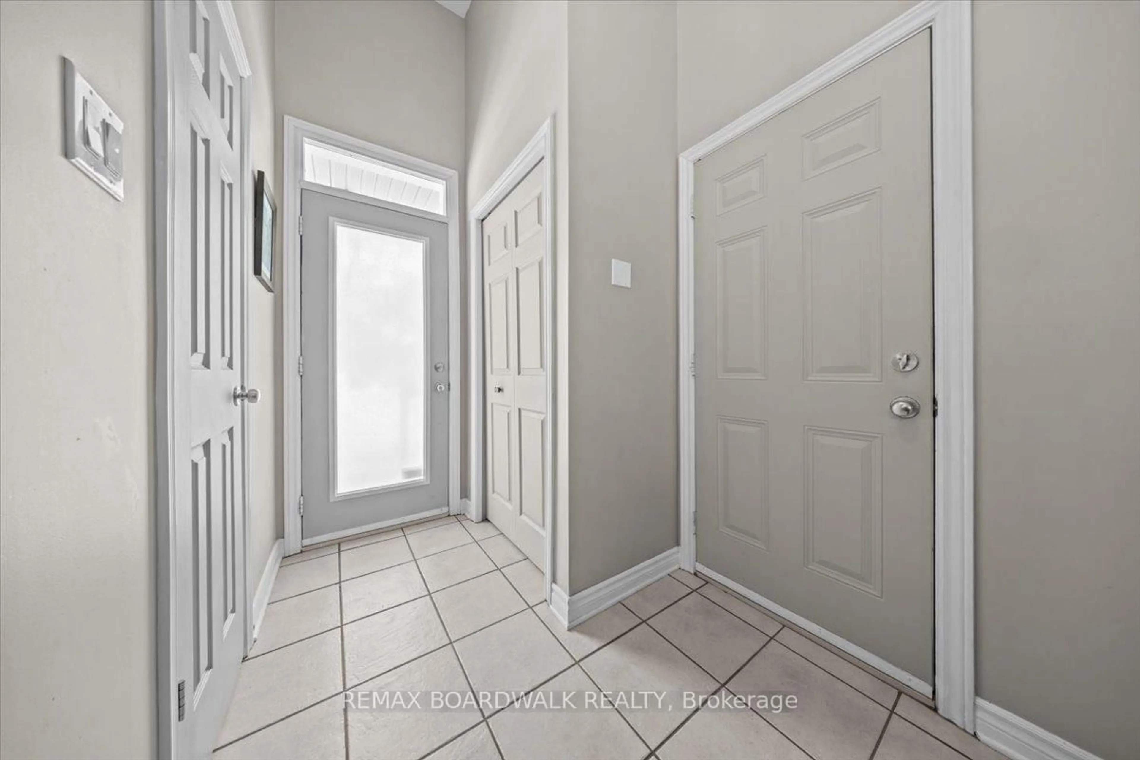 Indoor entryway for 265 Parkrose Private, Ottawa Ontario K4A 0N8