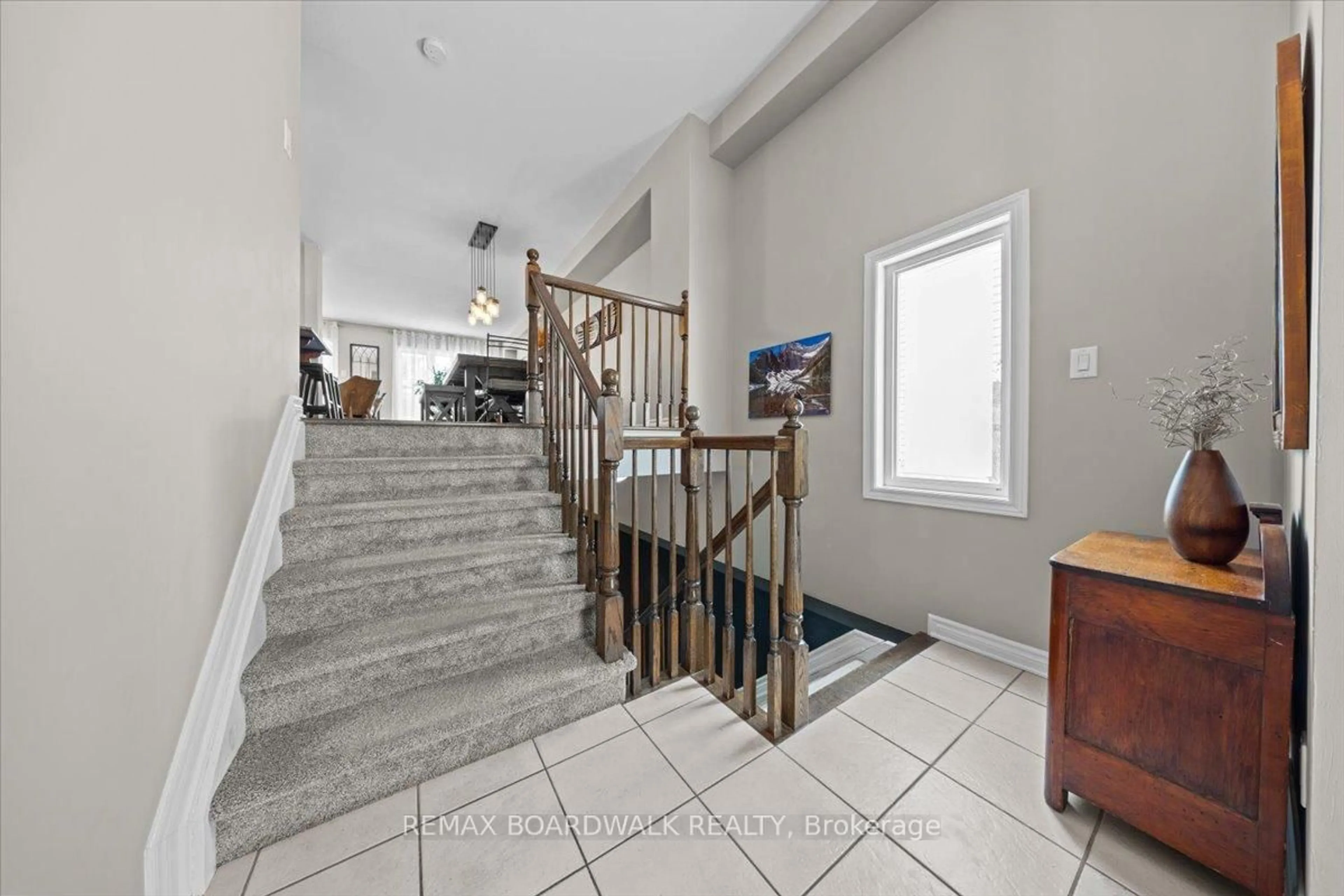 Indoor foyer for 265 Parkrose Private, Ottawa Ontario K4A 0N8