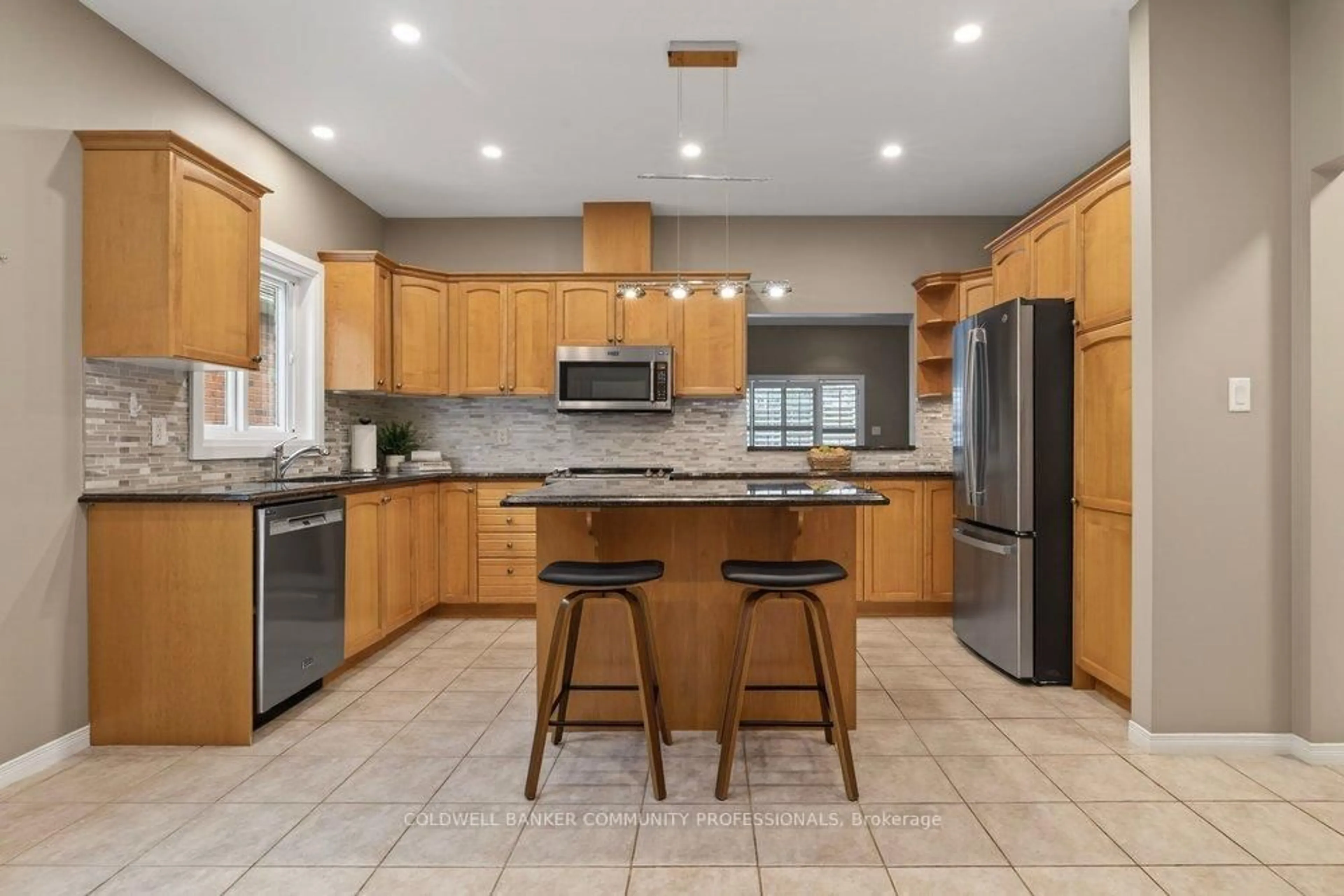Open concept kitchen, ceramic/tile floor for 37 Garth Trails Cres, Hamilton Ontario L9B 2X1