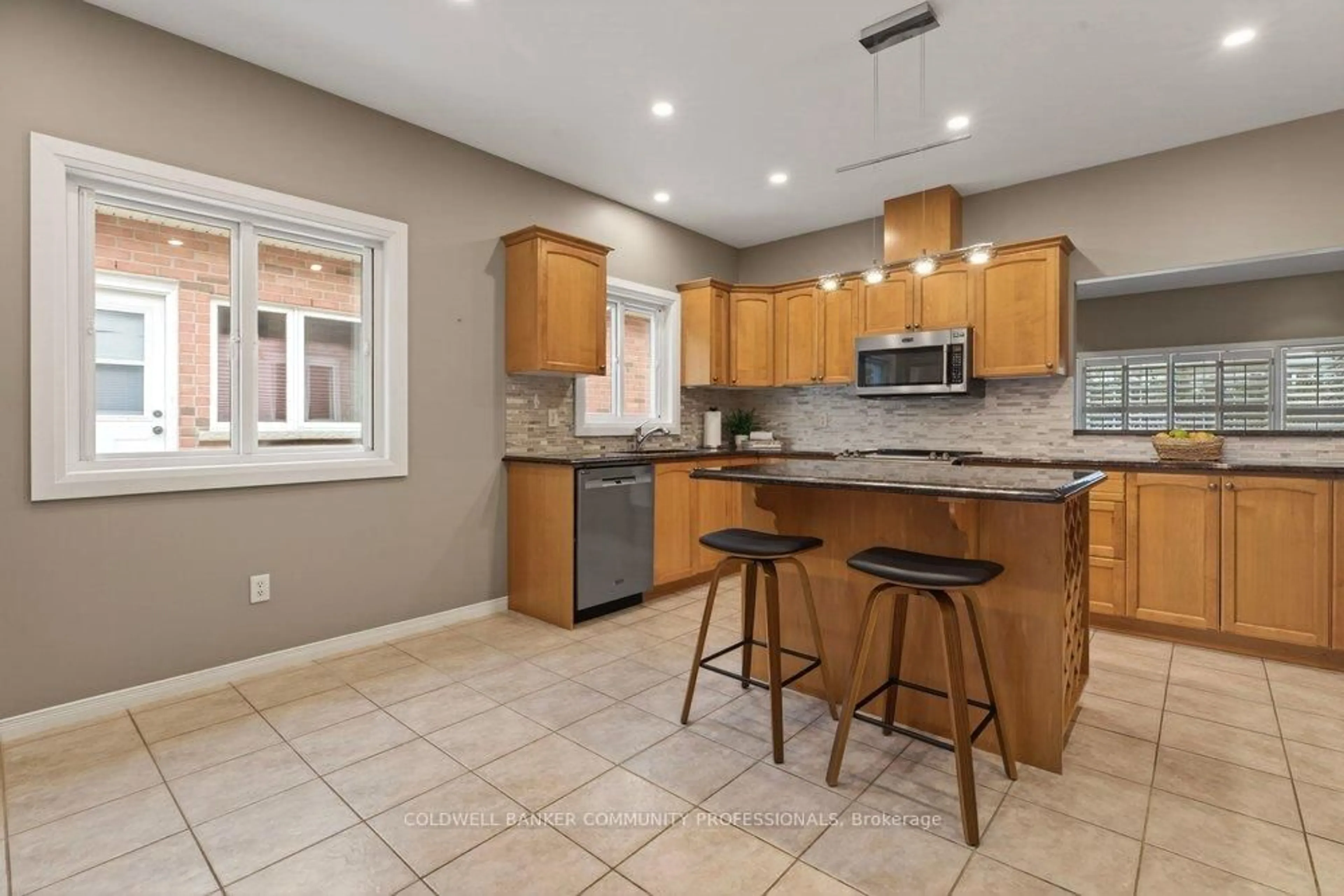 Open concept kitchen, ceramic/tile floor for 37 Garth Trails Cres, Hamilton Ontario L9B 2X1