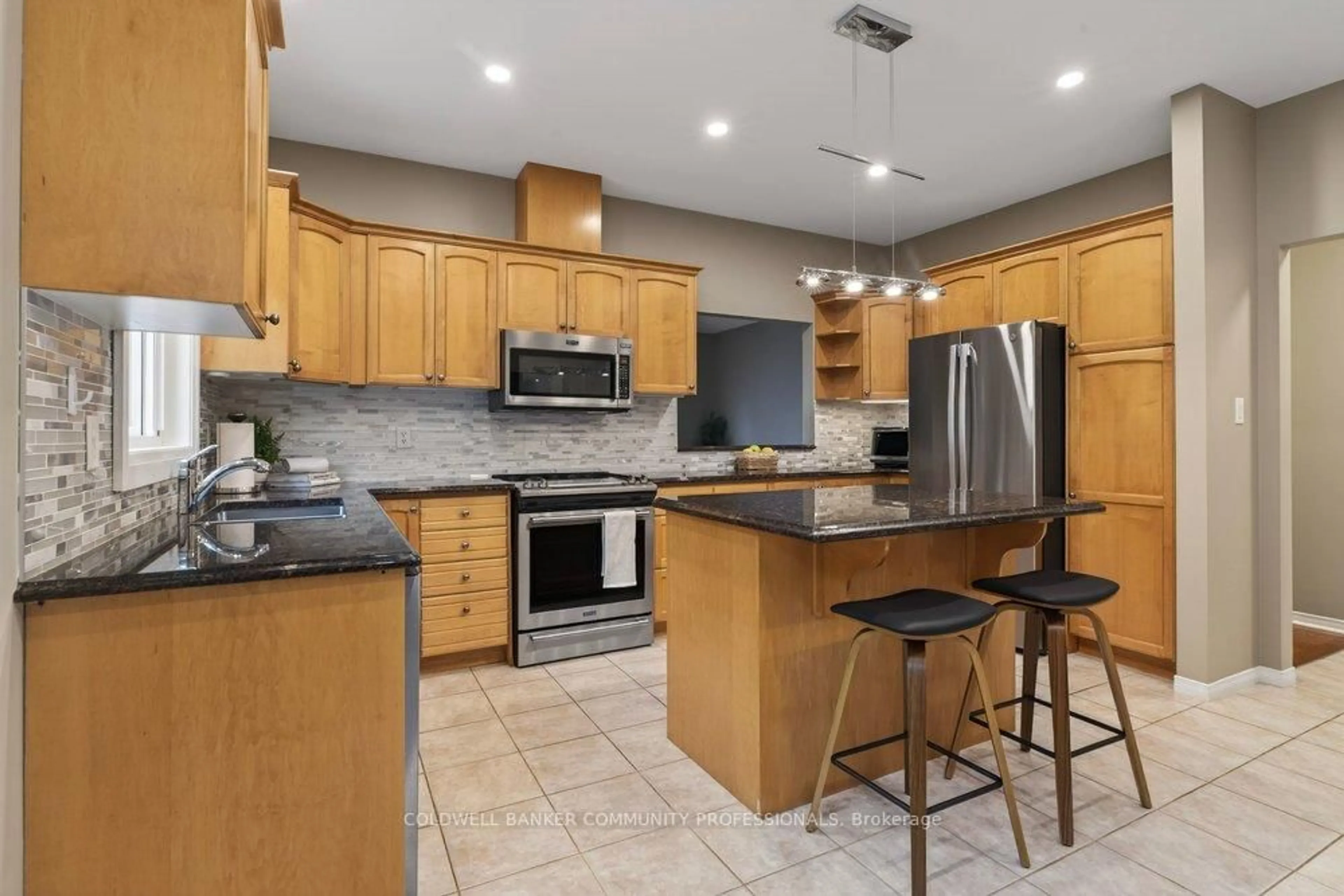 Open concept kitchen, ceramic/tile floor for 37 Garth Trails Cres, Hamilton Ontario L9B 2X1