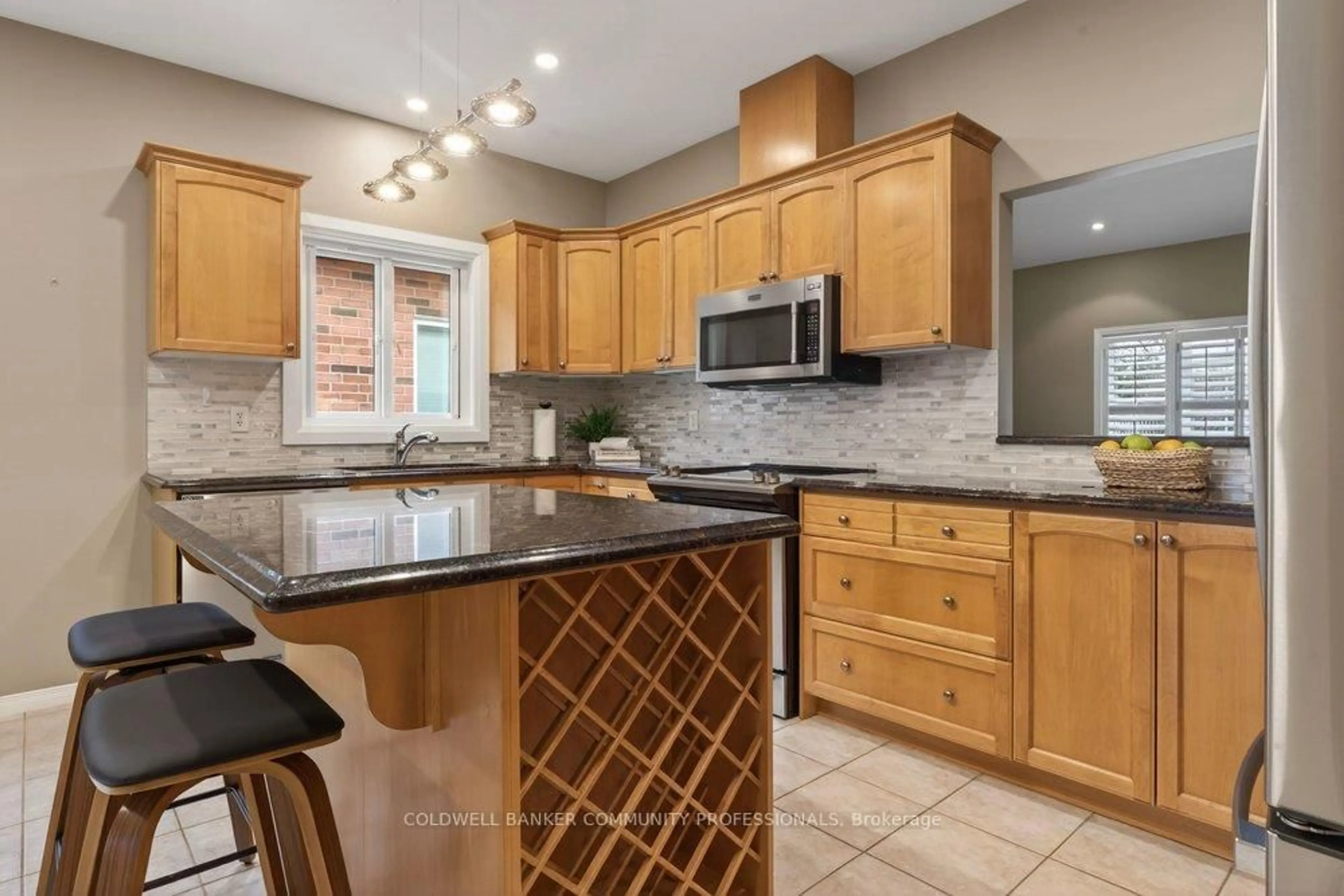 Open concept kitchen, ceramic/tile floor for 37 Garth Trails Cres, Hamilton Ontario L9B 2X1