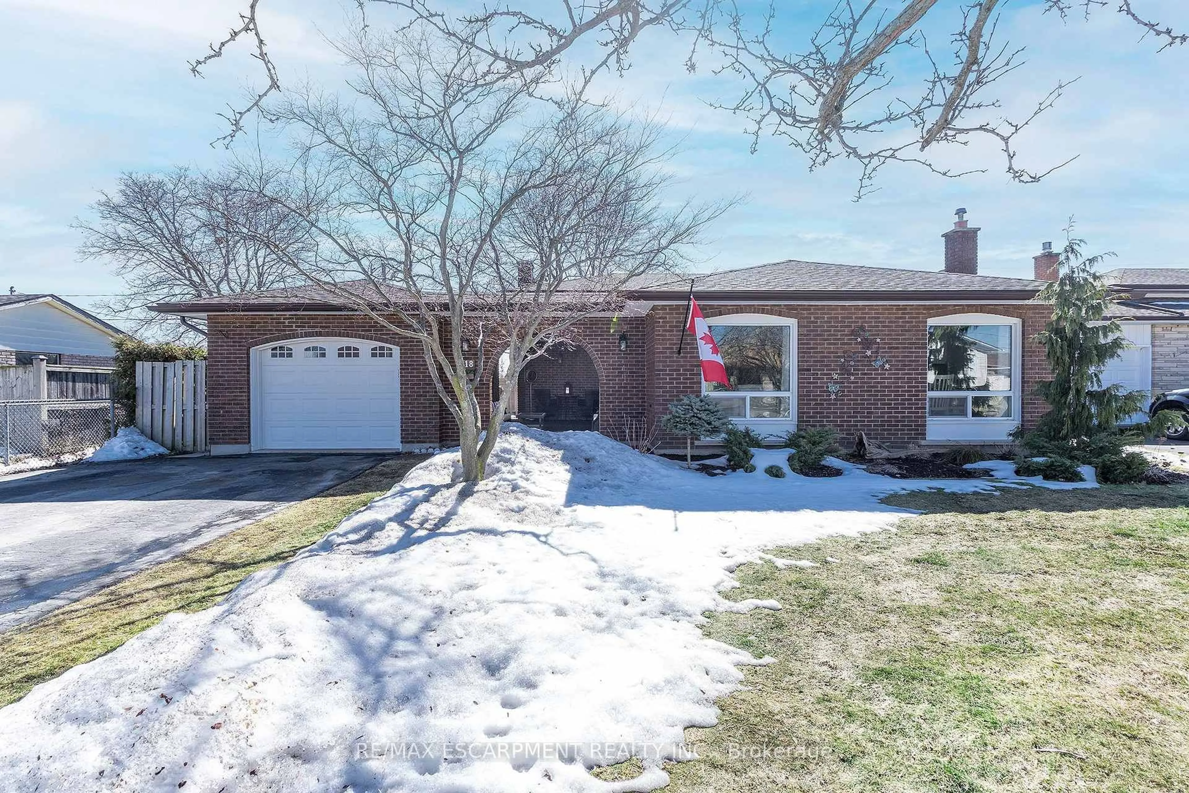 Home with brick exterior material, street for 118 Westwood Cres, Welland Ontario L3C 4R3