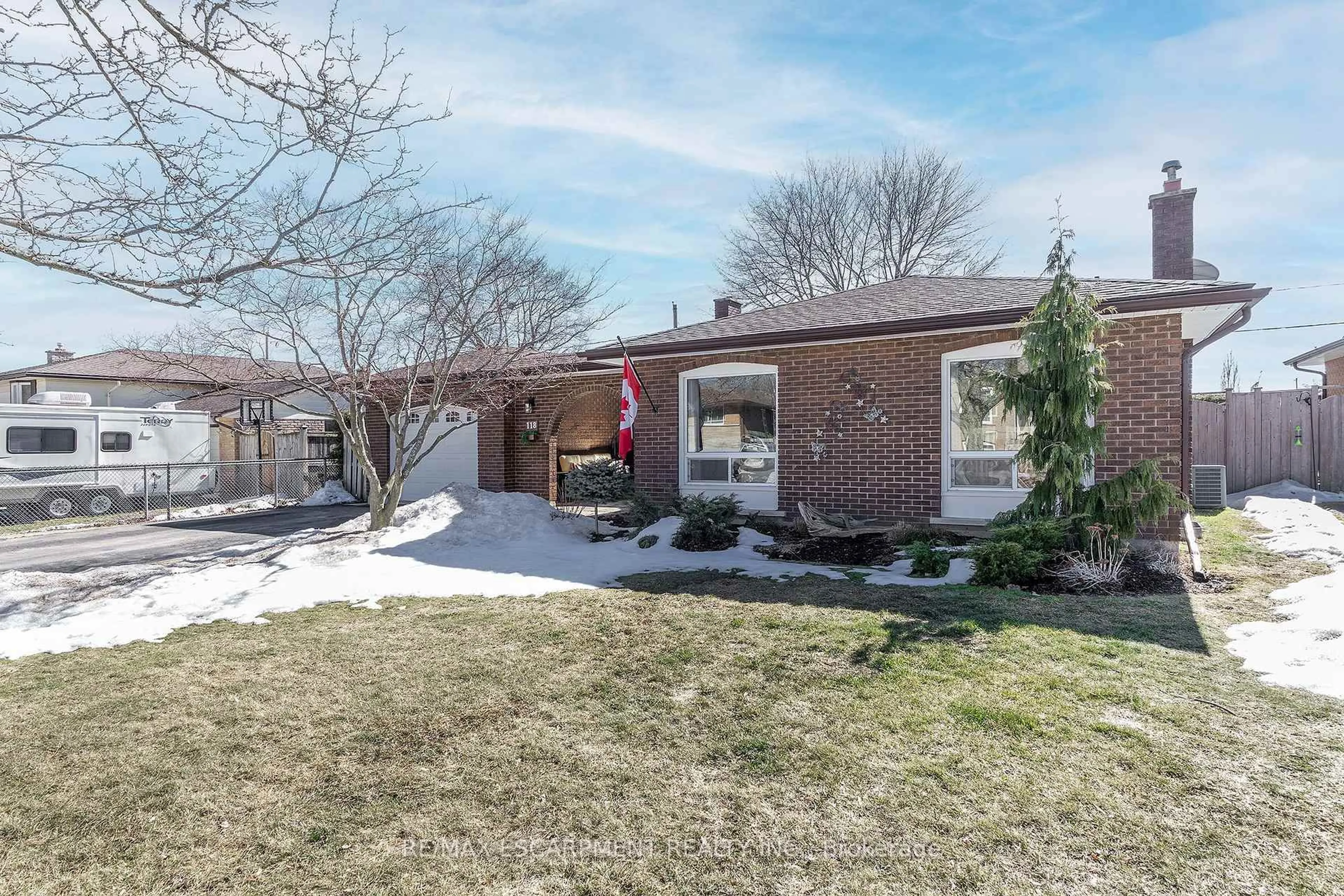 Home with brick exterior material, street for 118 Westwood Cres, Welland Ontario L3C 4R3