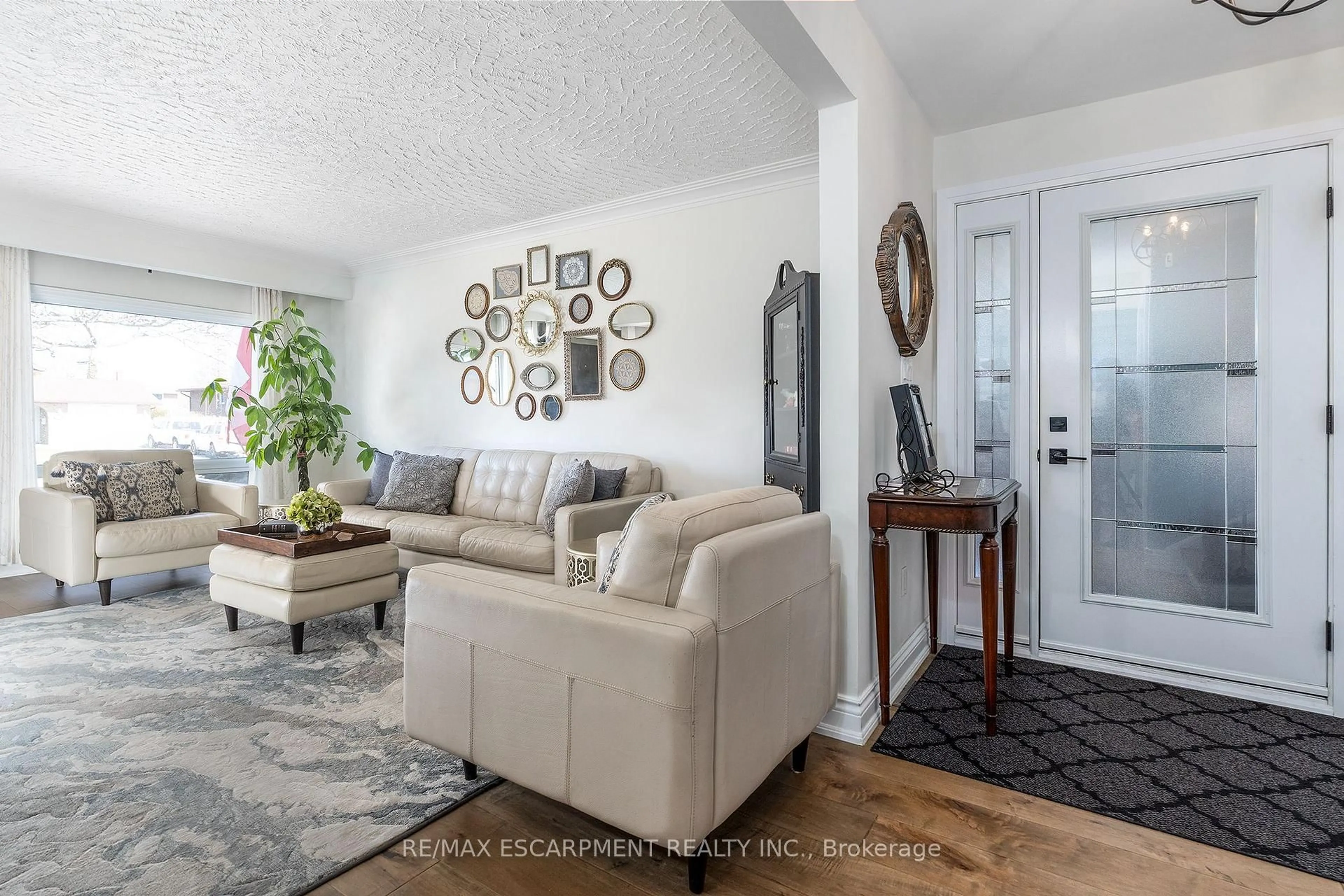 Living room with furniture, unknown for 118 Westwood Cres, Welland Ontario L3C 4R3