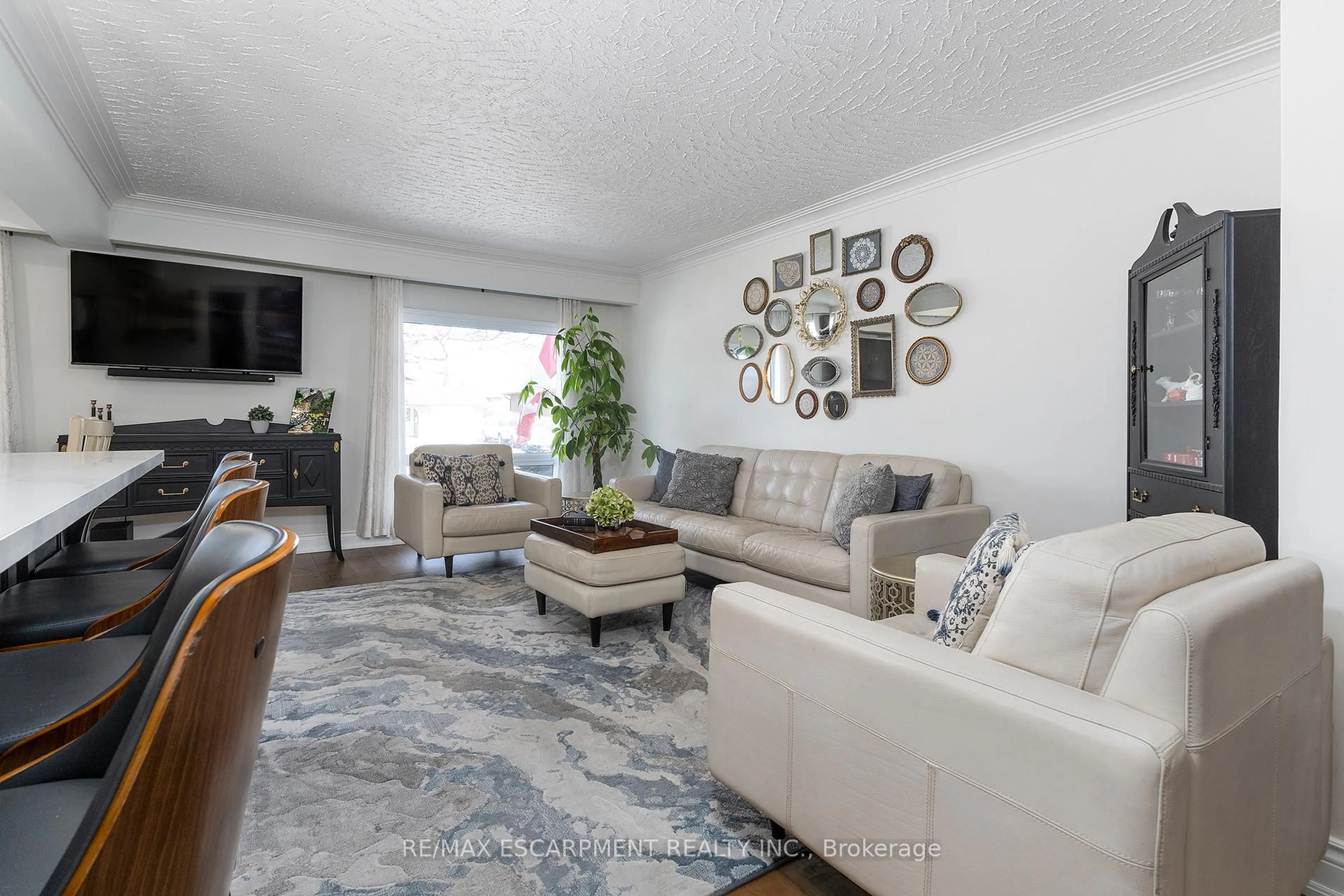 Living room with furniture, unknown for 118 Westwood Cres, Welland Ontario L3C 4R3