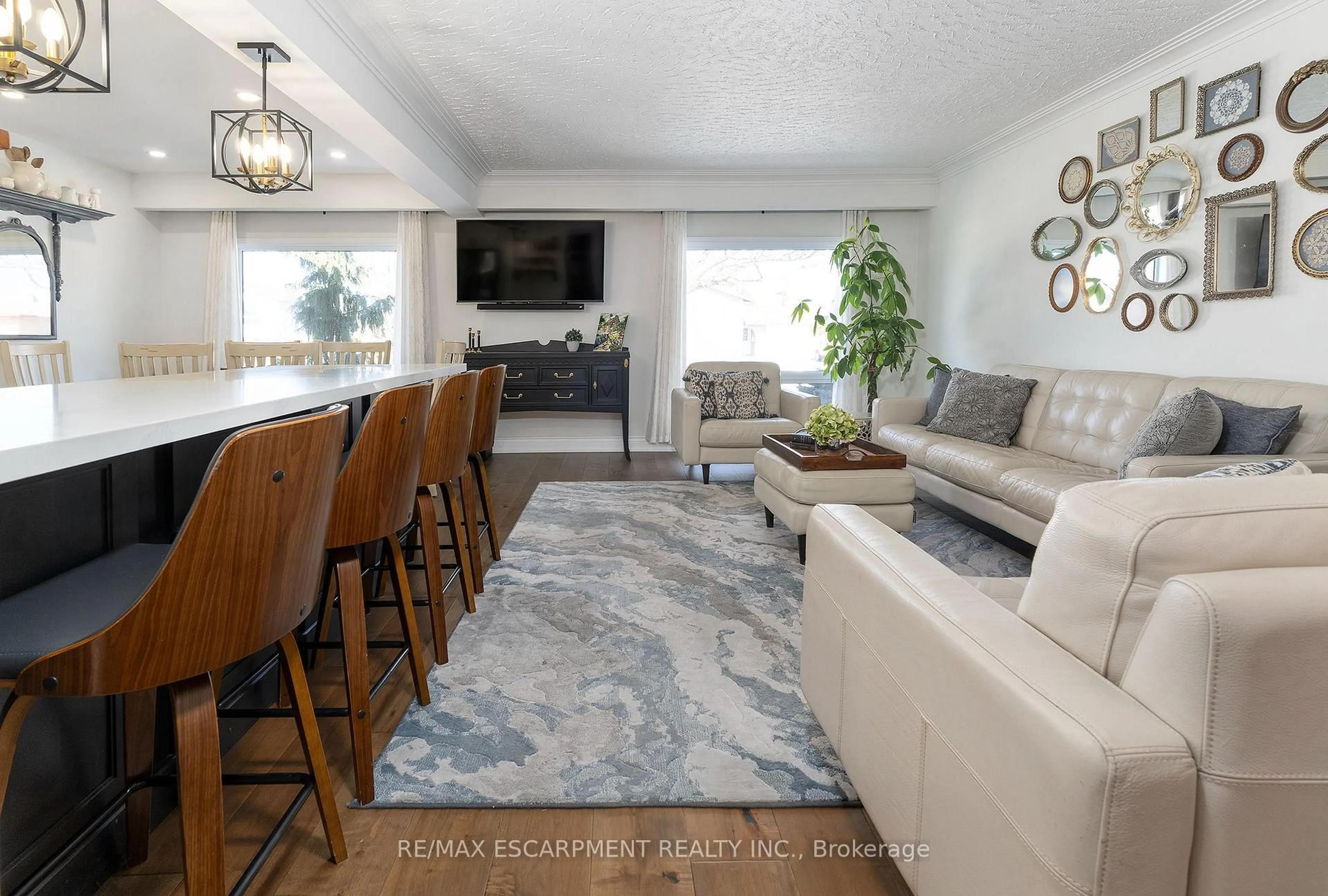 Living room with furniture, unknown for 118 Westwood Cres, Welland Ontario L3C 4R3